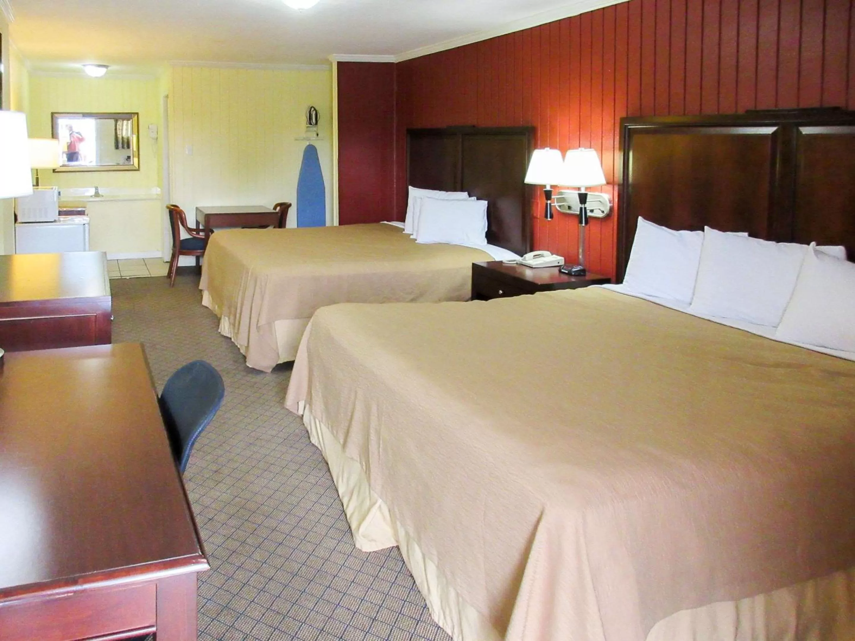 Photo of the whole room, Bed in Rodeway Inn Kansas City Downtown Area