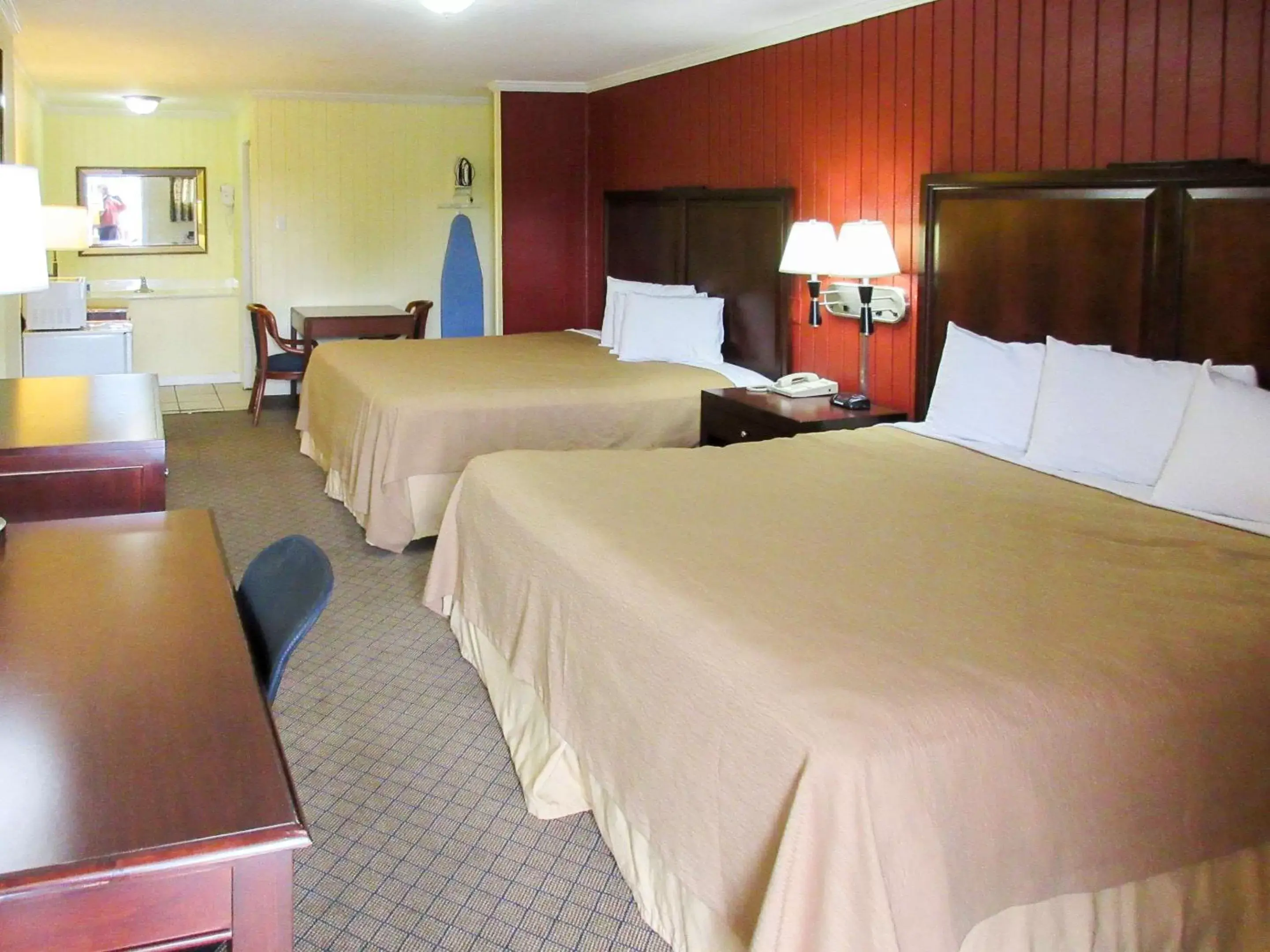 Photo of the whole room, Bed in Rodeway Inn