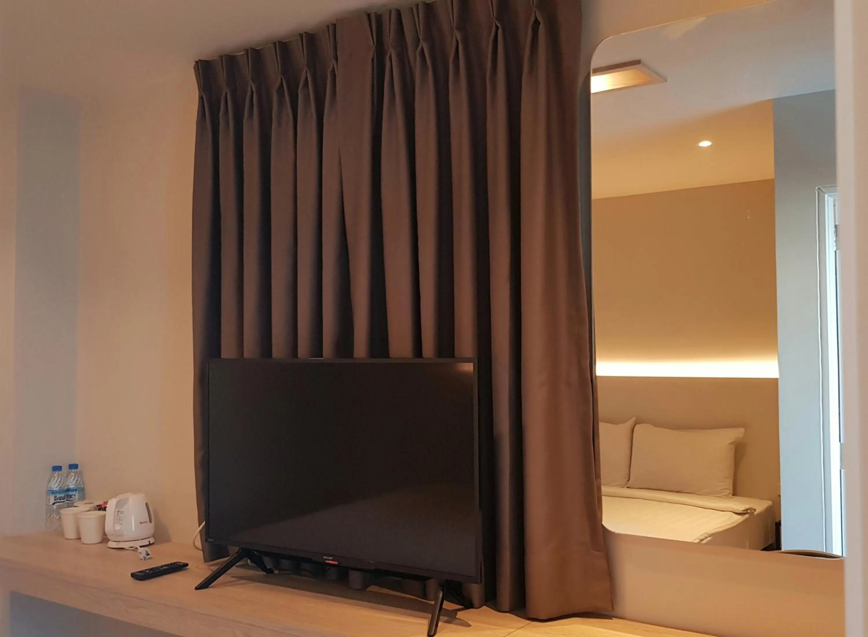 TV and multimedia, Bed in The Phoenix Hotel Bangkok - Suvarnabhumi Airport