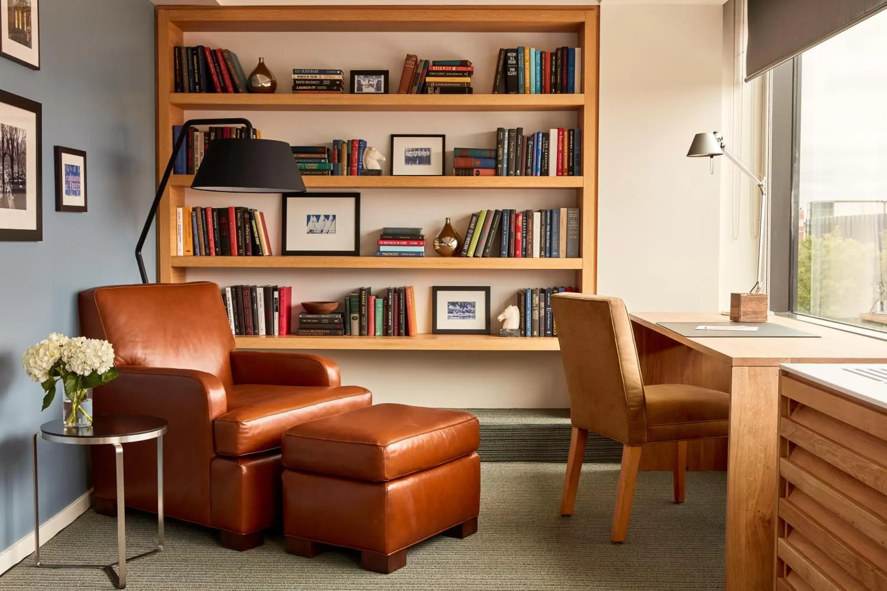 Seating area, Library in The Study at Yale, Study Hotels