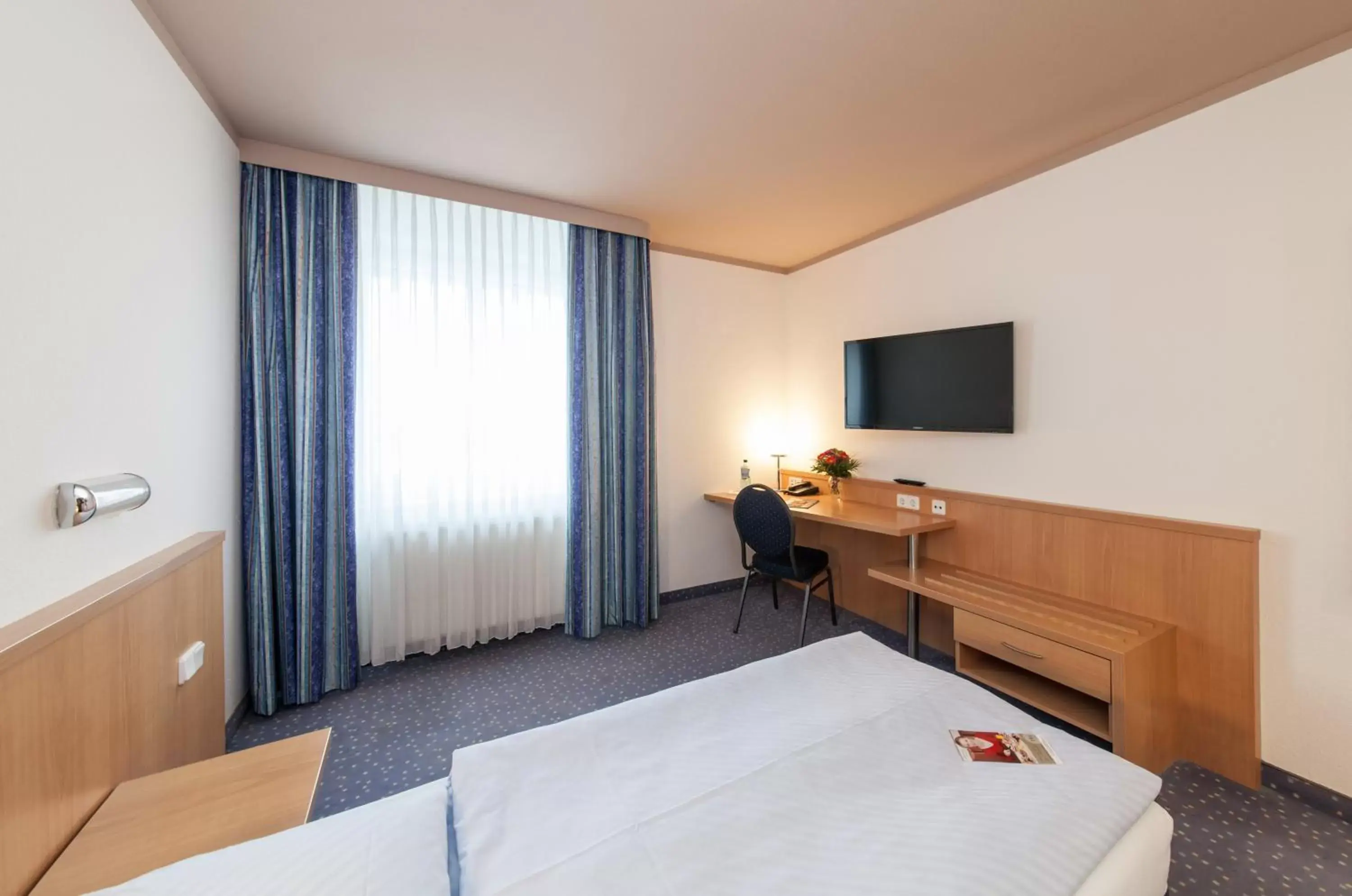 Photo of the whole room, Bed in Novum Hotel Seegraben Cottbus