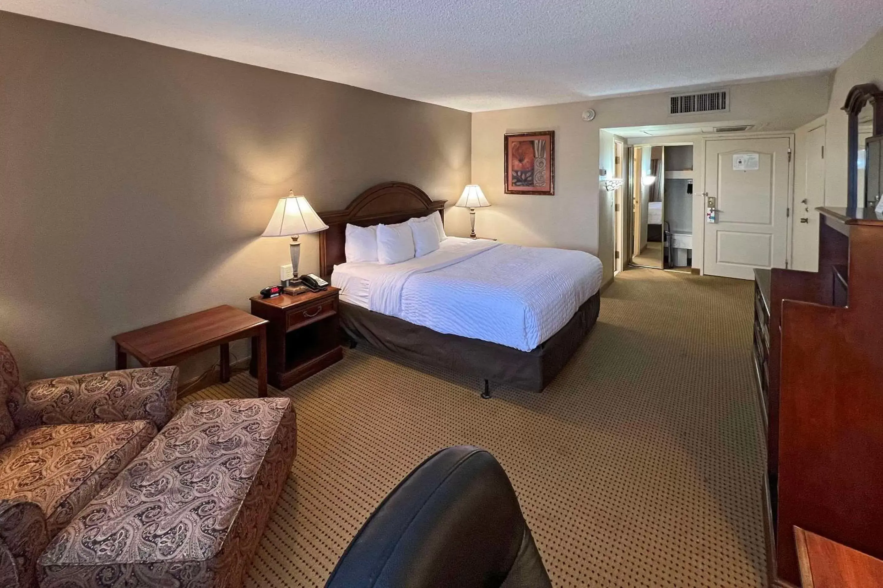 Bedroom, Bed in Clarion Inn Garden City Bedroom, Bed in Clarion Inn Garden City