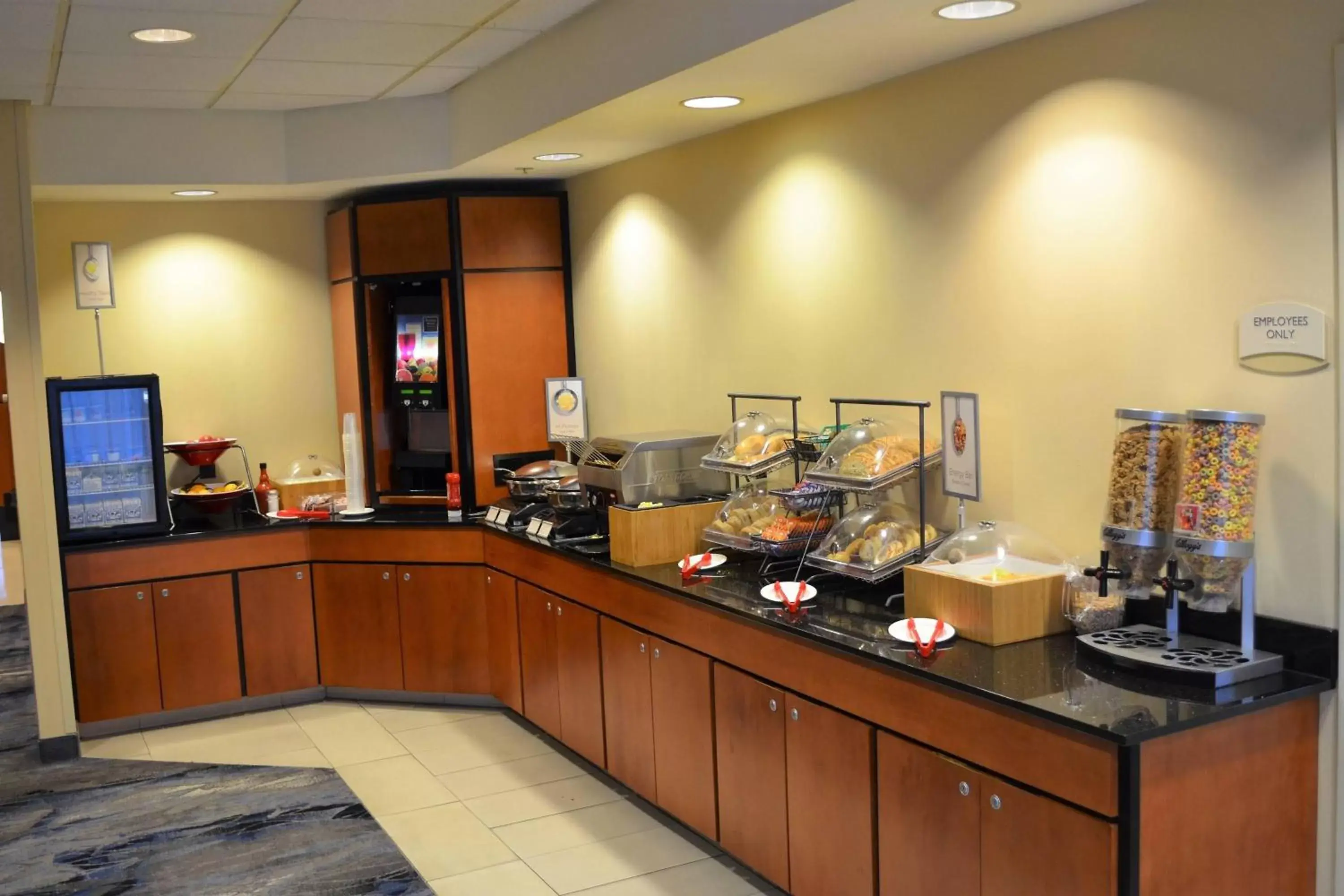 Breakfast in Fairfield Inn & Suites by Marriott Sault Ste. Marie