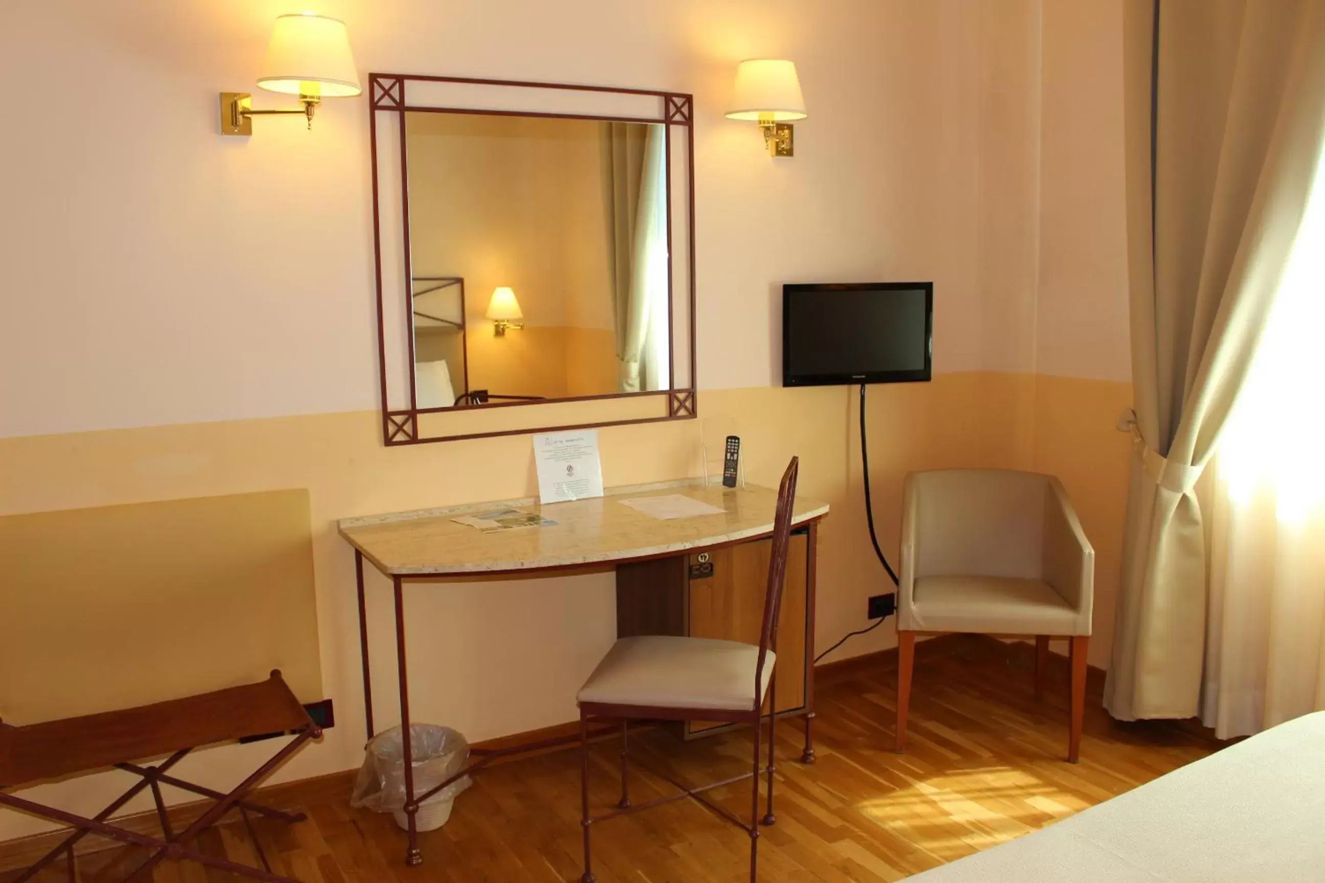 TV and multimedia, Bathroom in Hotel Semifonte