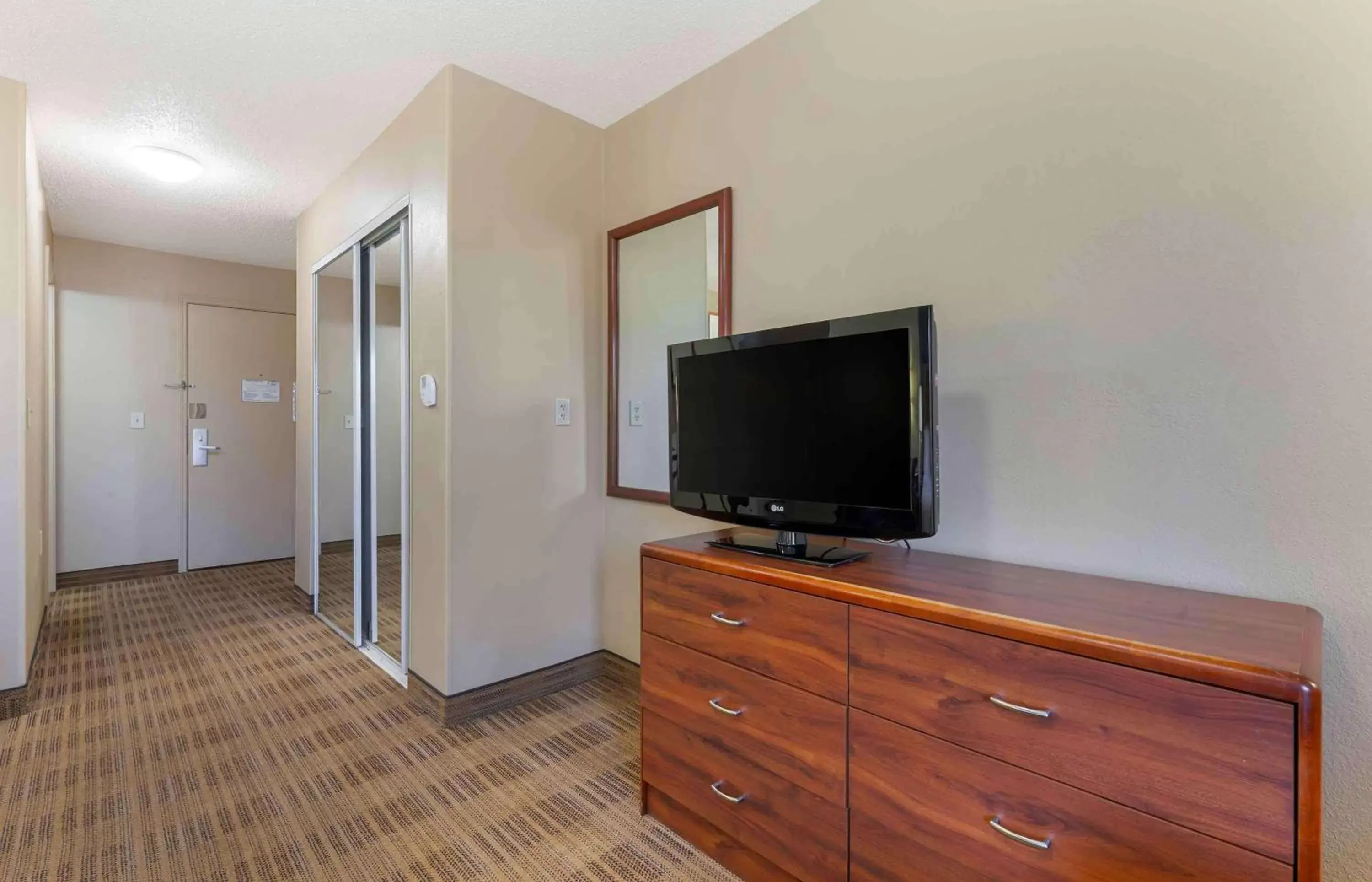 Bedroom, TV/Entertainment Center in Extended Stay America Suites - Rockford - State Street