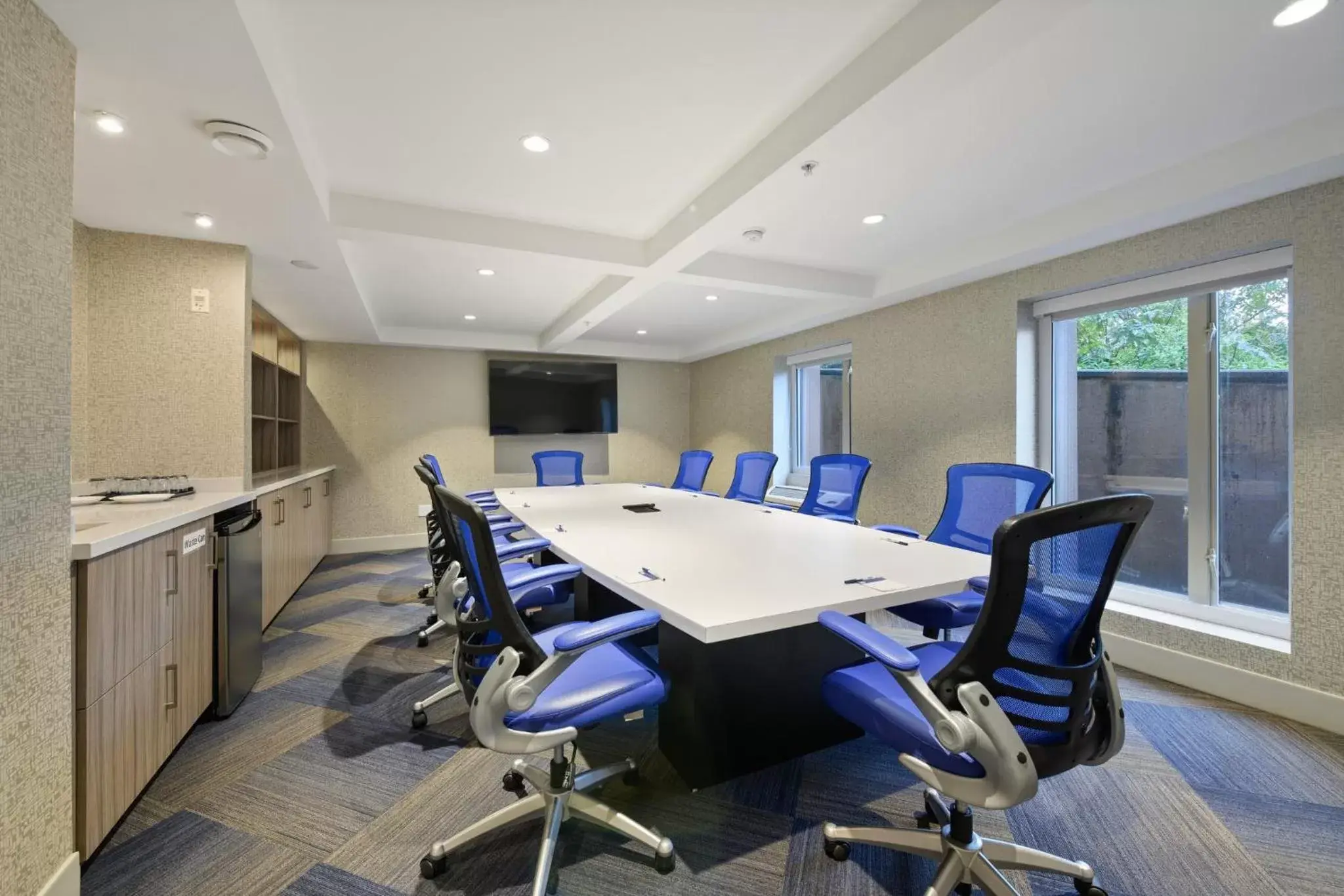 Meeting/conference room in Holiday Inn Express and Suites Surrey, an IHG Hotel