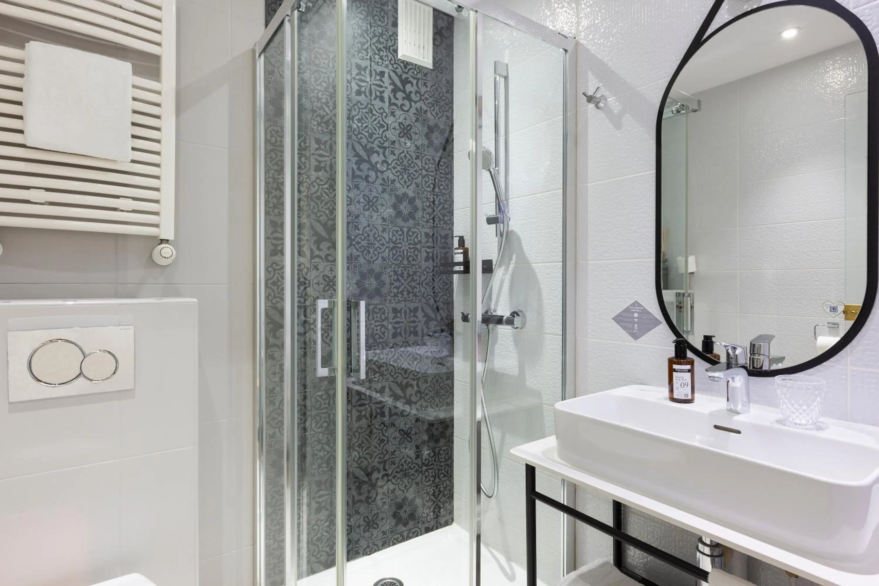 Bathroom in Hôtel Edmond W Lyon Part-Dieu