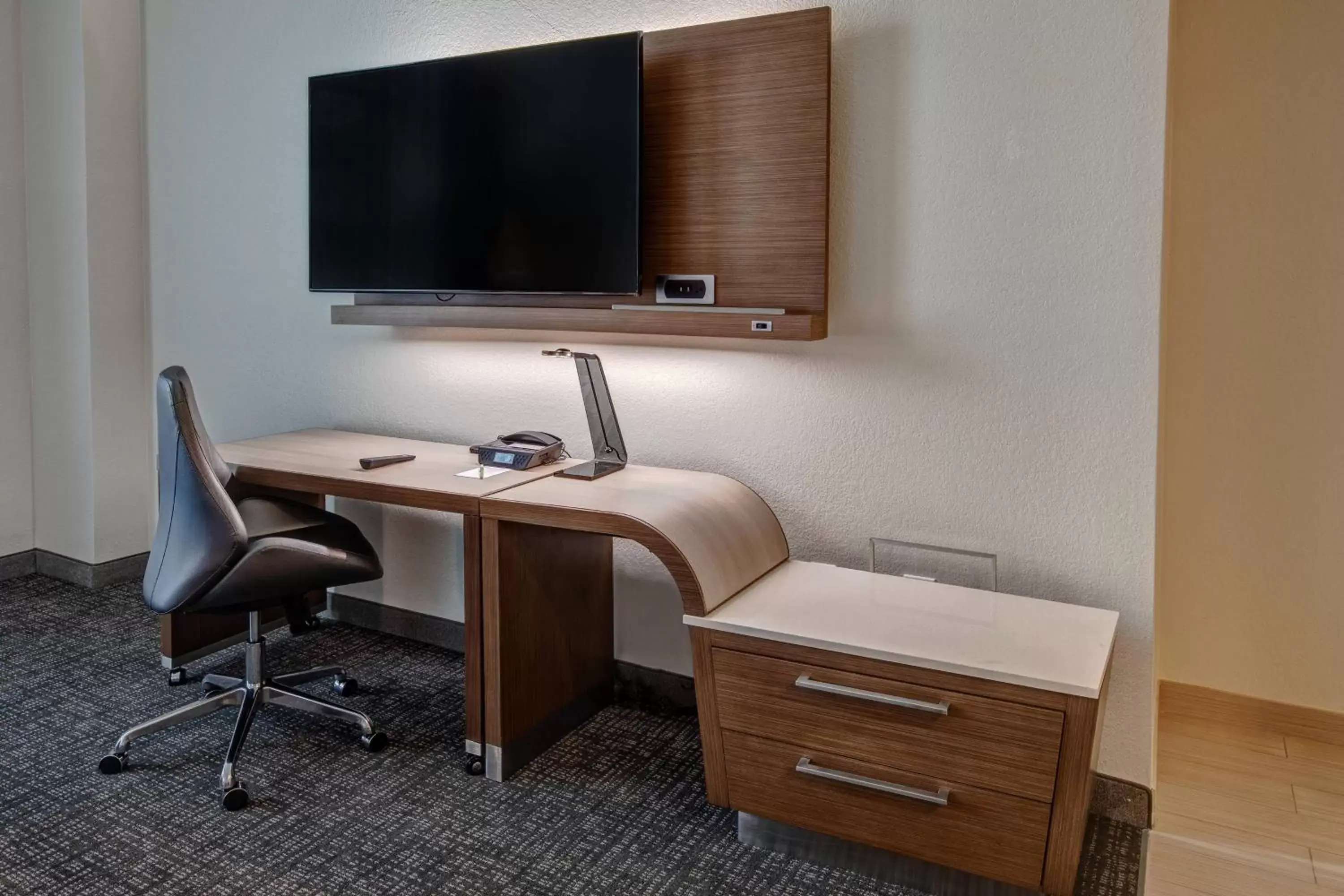 Photo of the whole room, TV/Entertainment Center in Courtyard by Marriott Dulles Airport Herndon