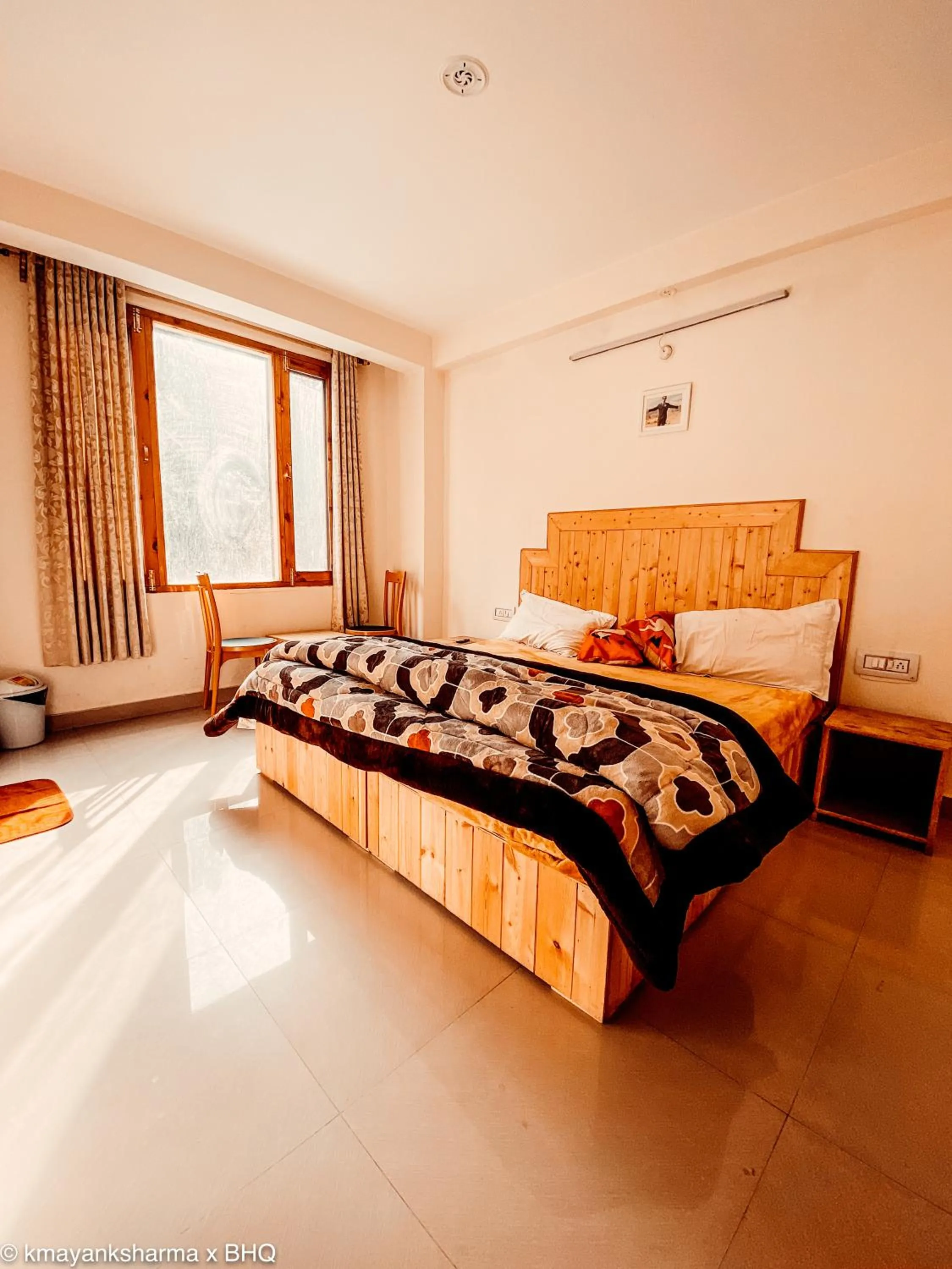 Photo of the whole room, Bed in Backpackers Headquarter Manali