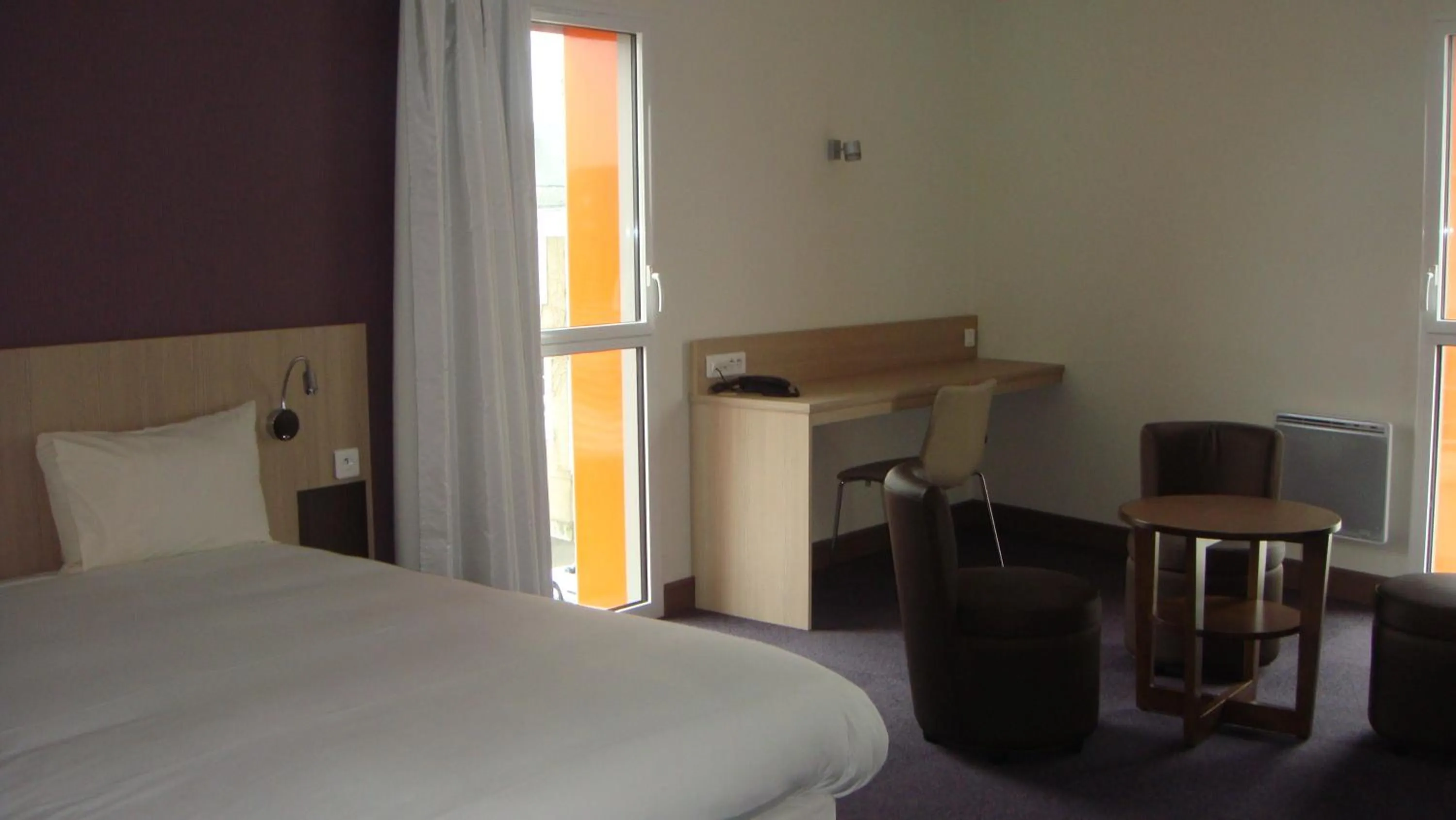 Photo of the whole room, Bed in The Originals Access, Hôtel Cholet Gare