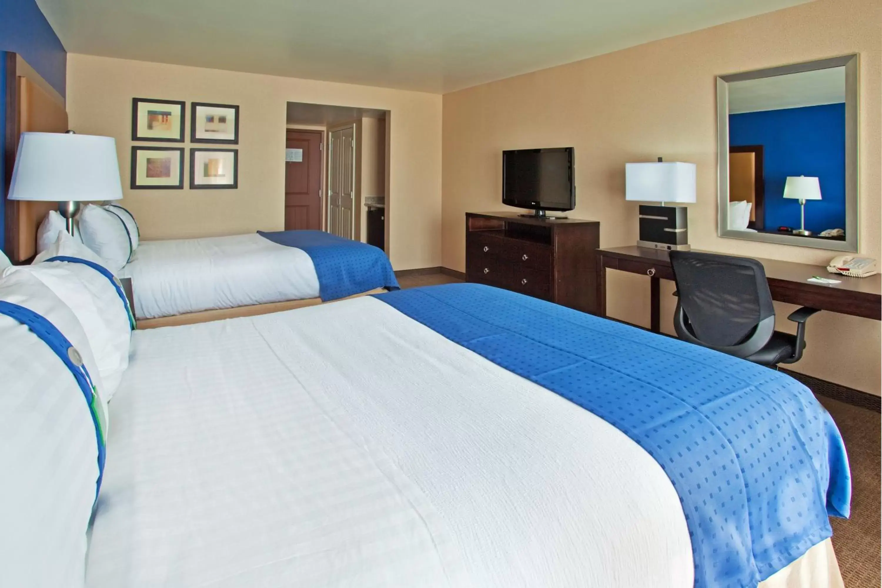 Photo of the whole room, Bed in Holiday Inn Phoenix Airport, an IHG Hotel