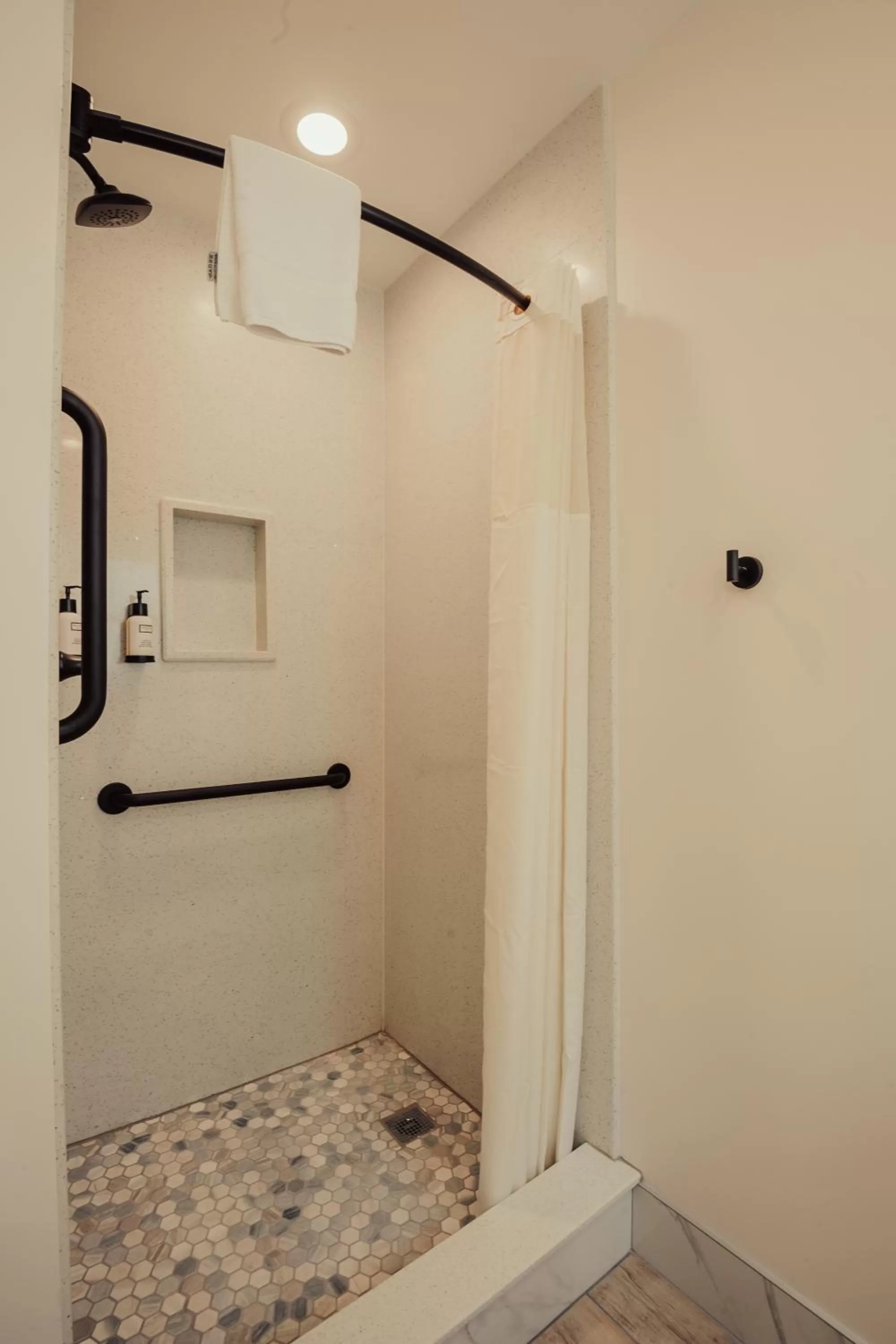 Shower in Blufftop Inn & Suites - Wharf/Restaurant District