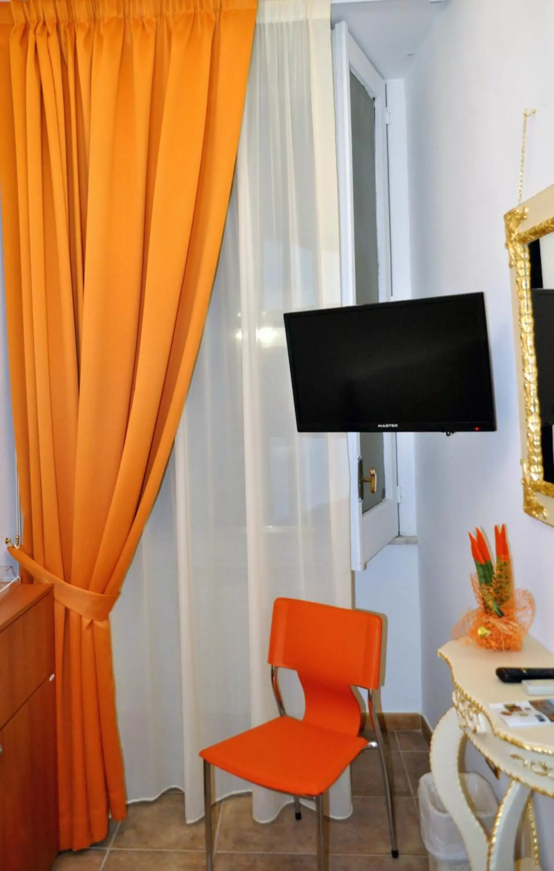 Photo of the whole room, TV/Entertainment Center in Hotel des Artistes