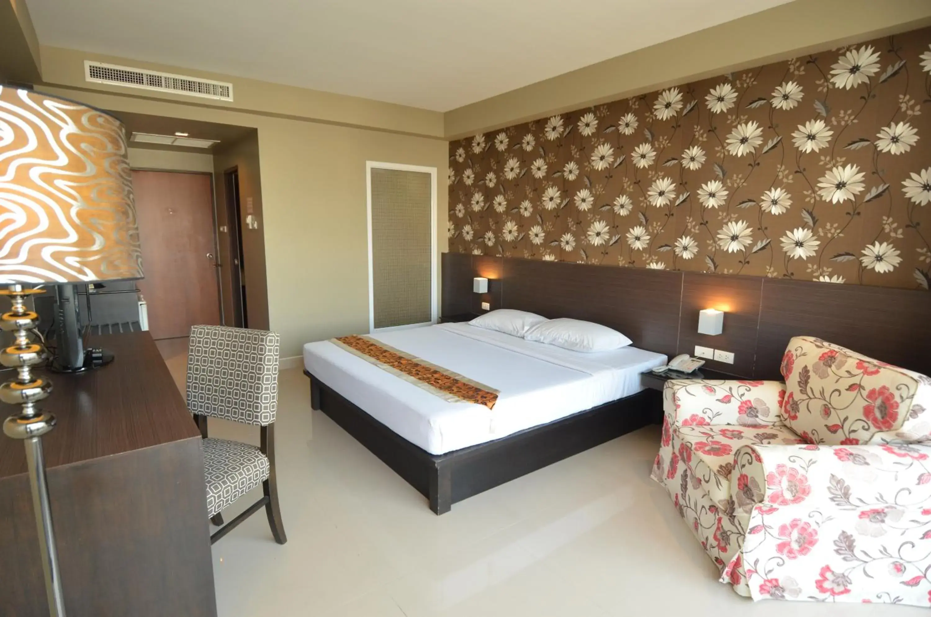 Bedroom, Bed in Welcome Plaza Hotel Pattaya