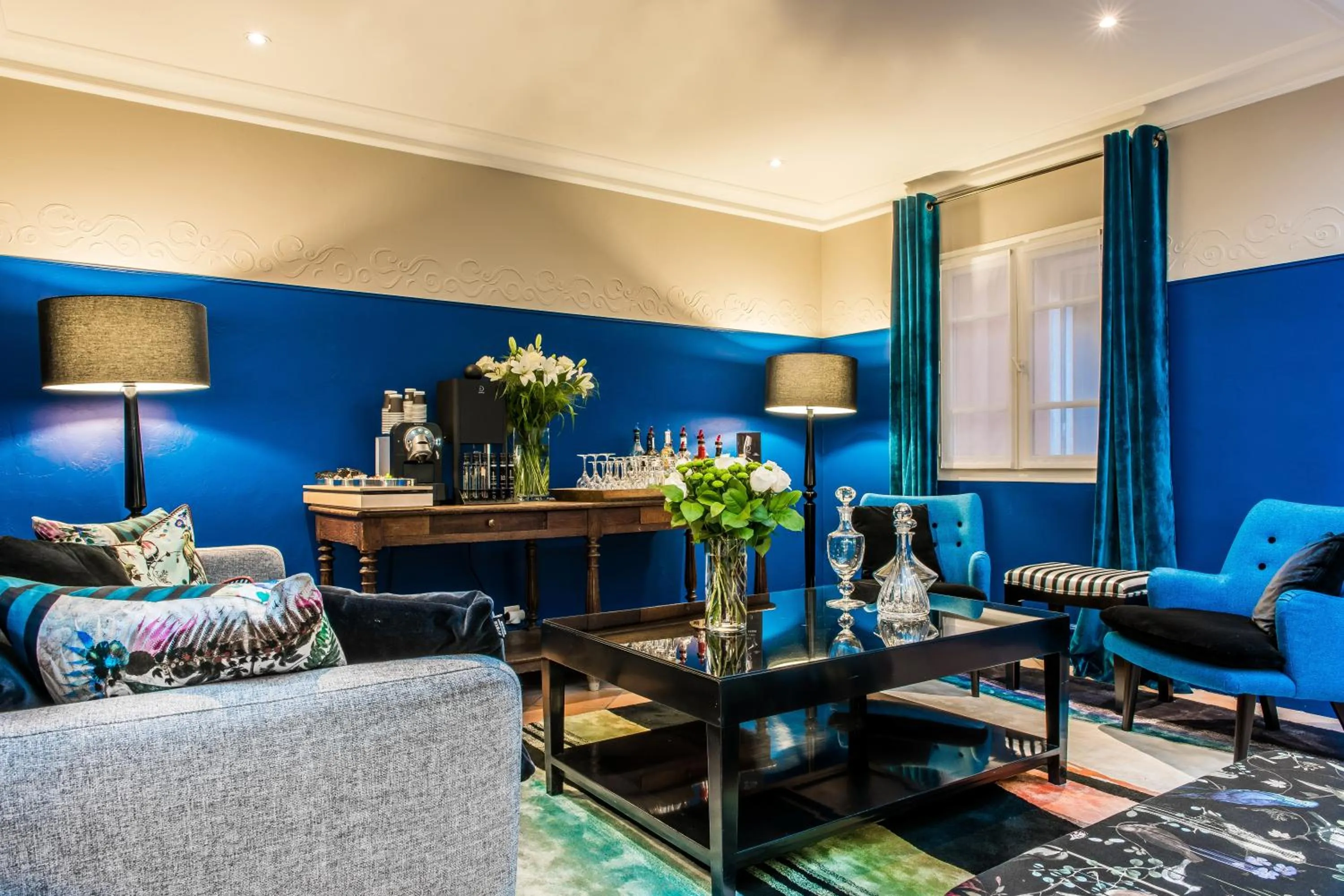 Lounge or bar in Hôtel Jardin Le Bréa