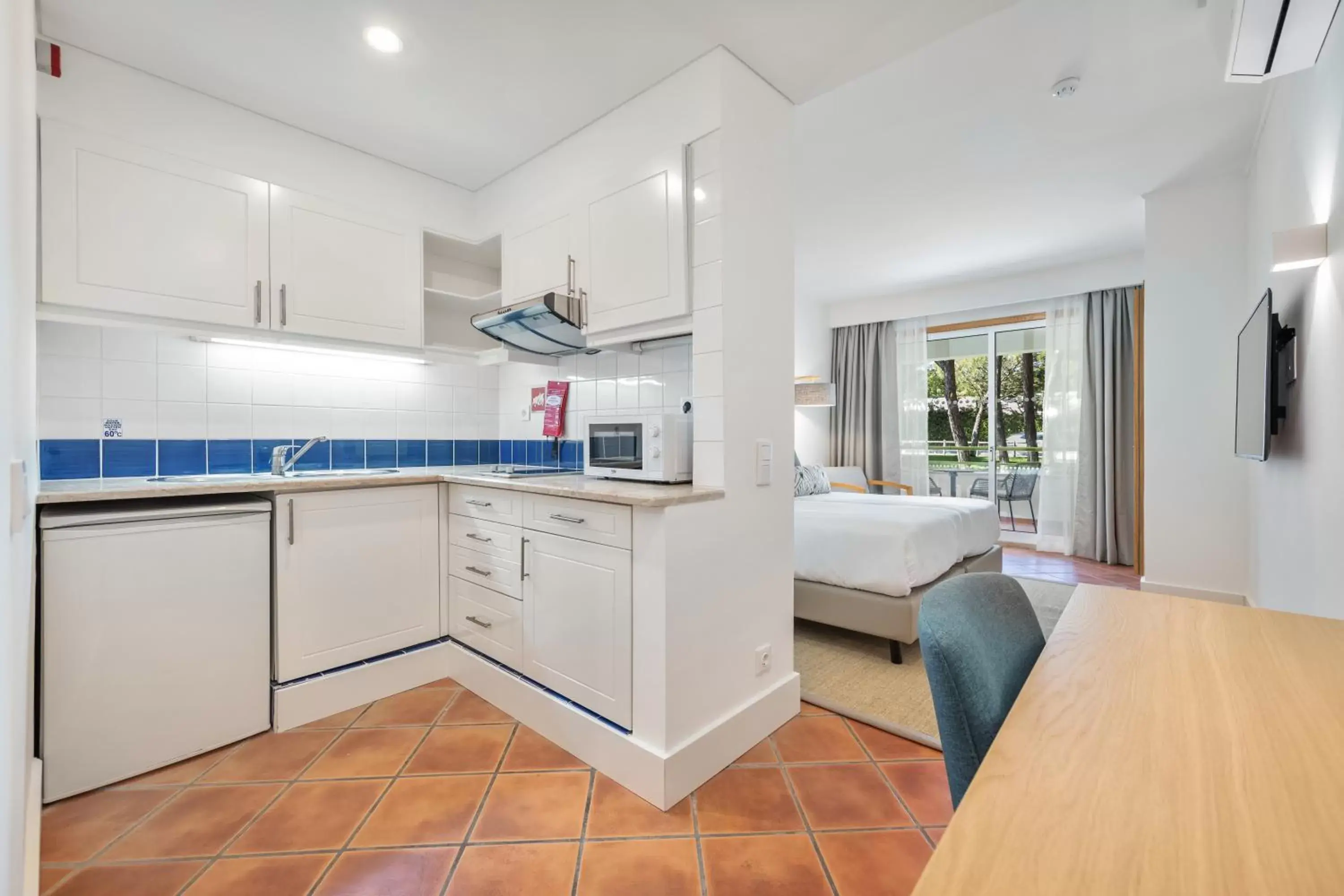 Kitchen/Kitchenette in The Patio Suite Hotel