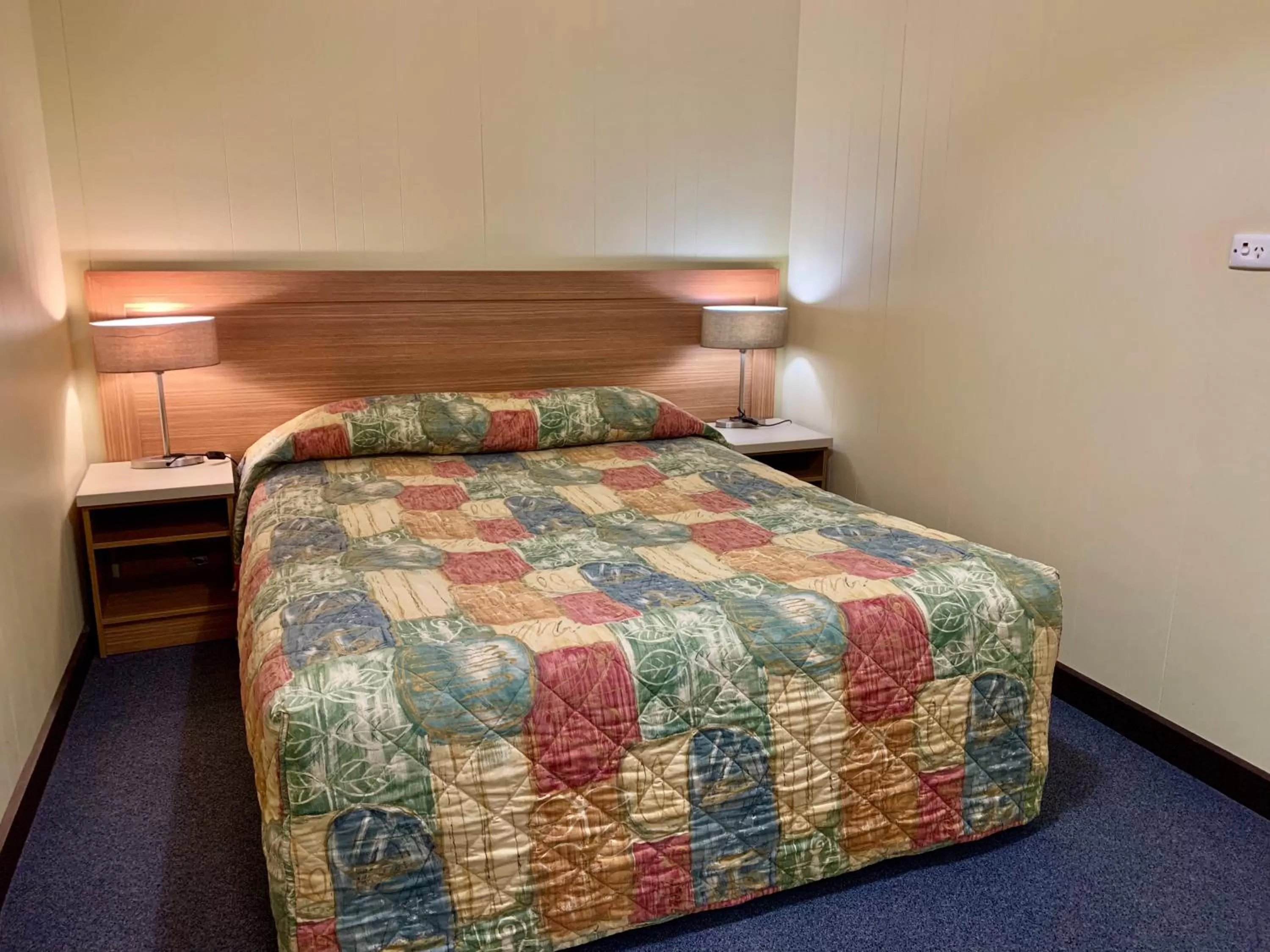 Bed in Opal Inn Hotel, Motel, Caravan Park