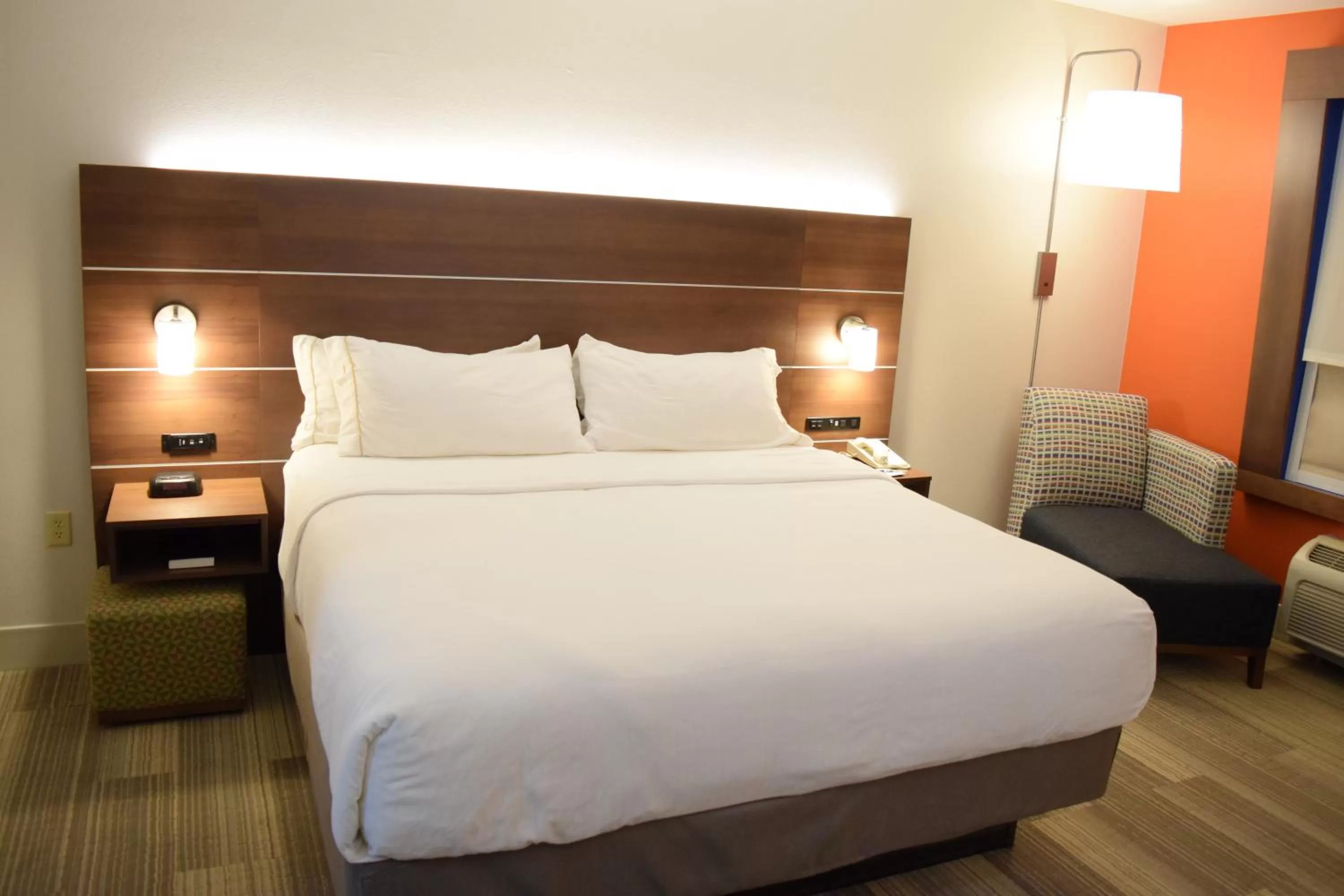 Photo of the whole room, Bed in Holiday Inn Express & Suites Pensacola West I-10 by IHG