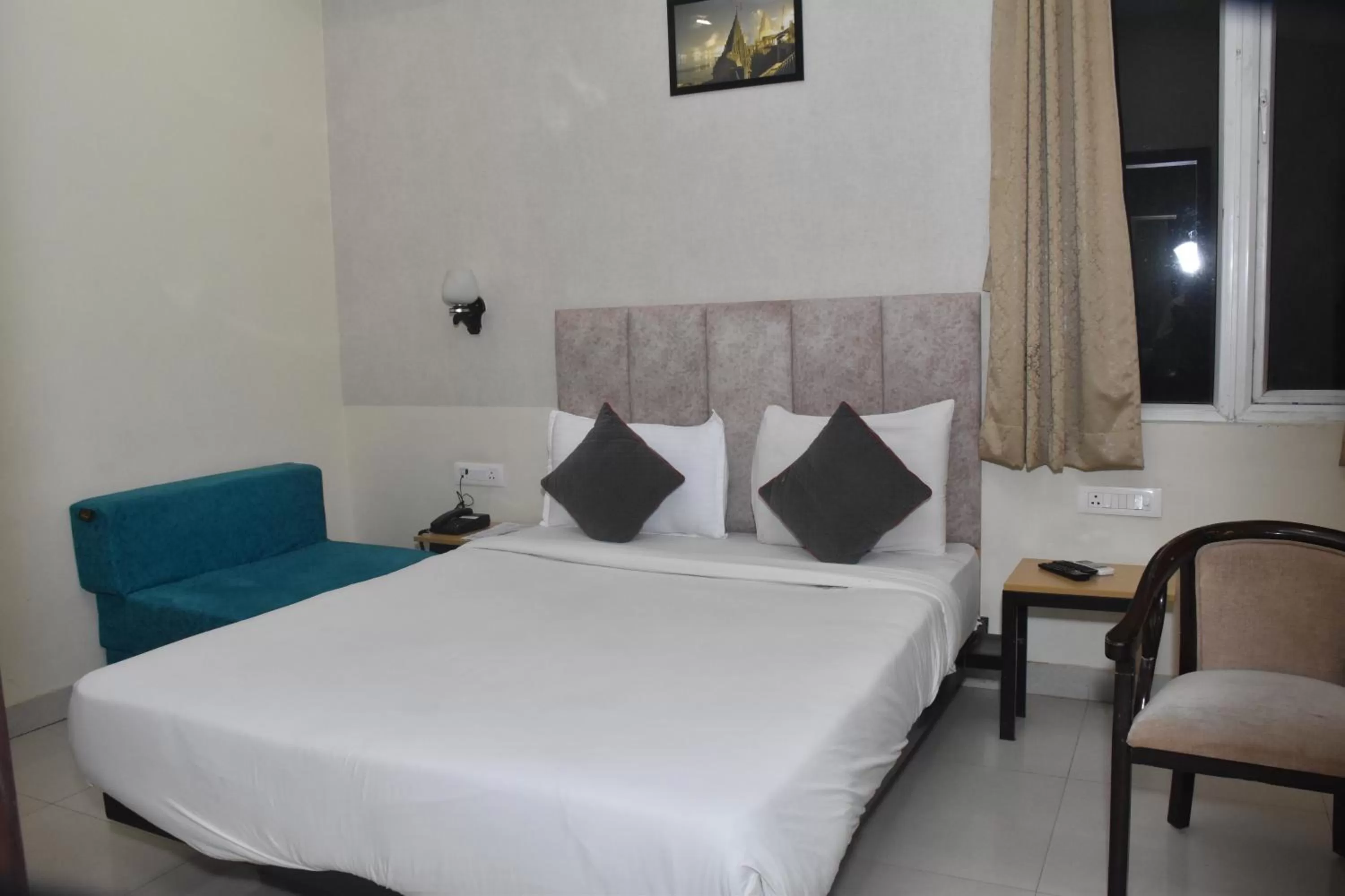 Bed in Hotel Yatharth Inn