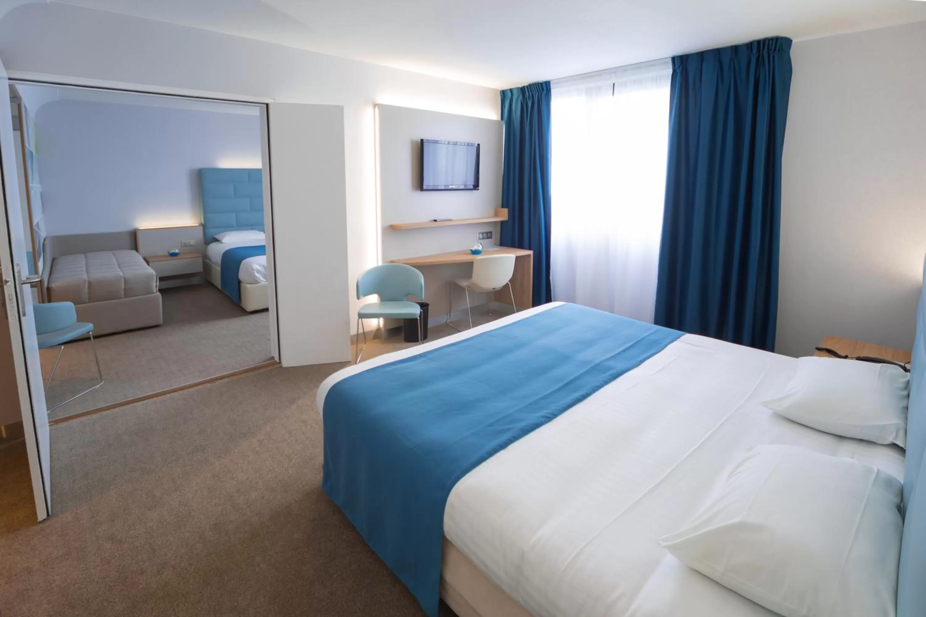 Bedroom, Bed in Hotel Plaza - site du Futuroscope