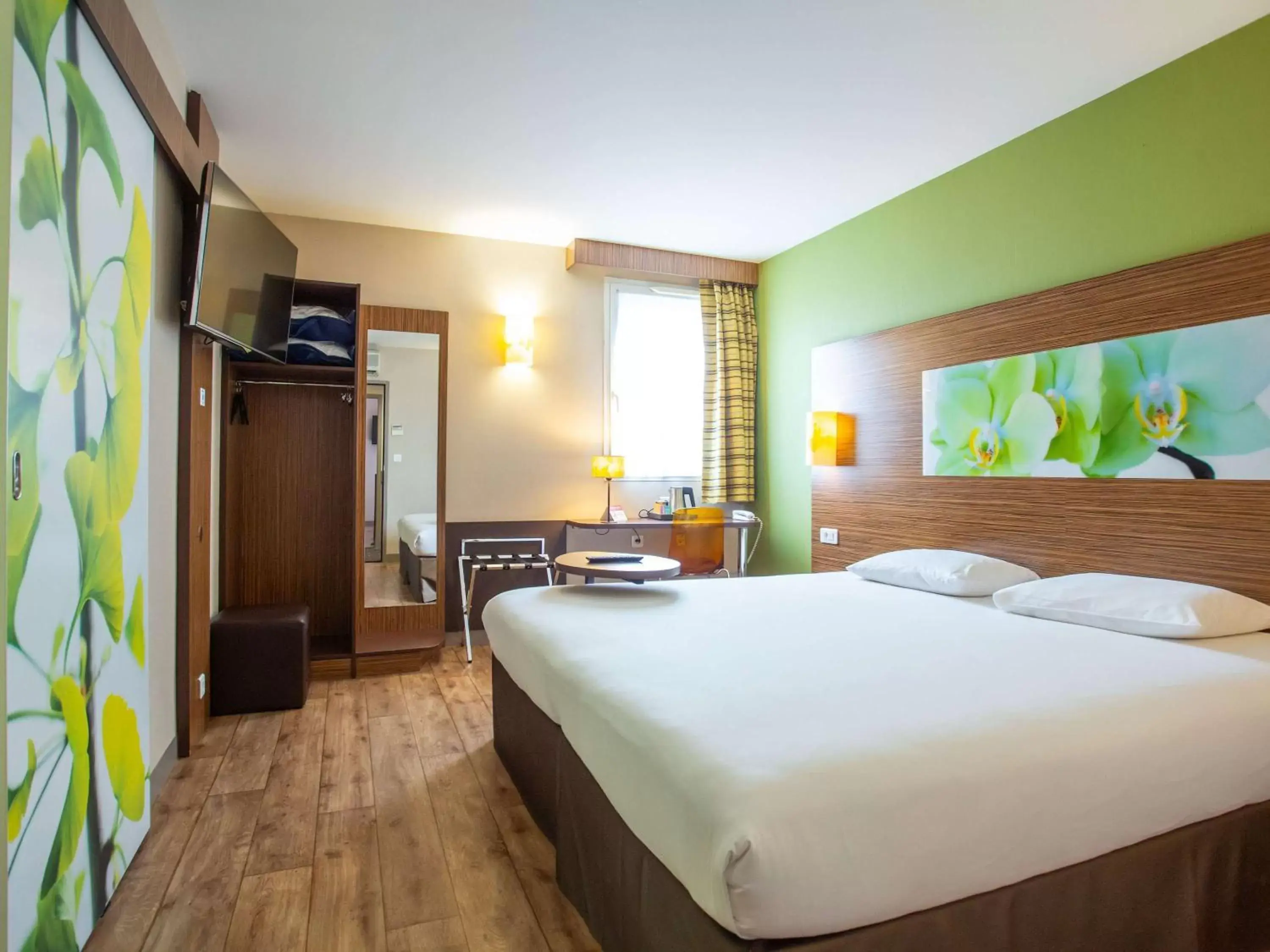 Bedroom, Bed in ibis Styles Bourges