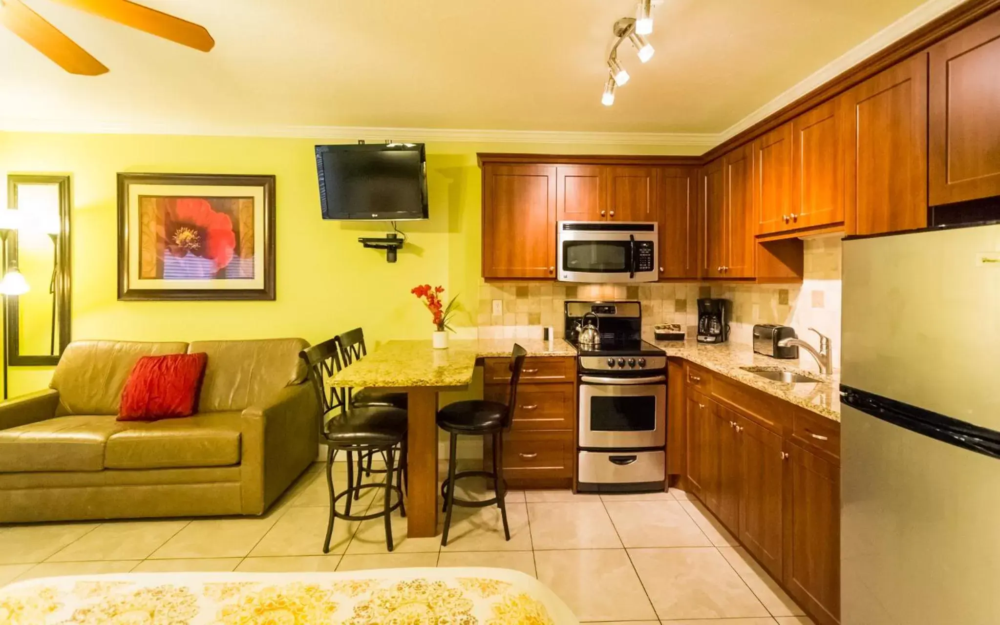 Kitchen or kitchenette, Kitchen/Kitchenette in Tropical Beach Resorts - Sarasota
