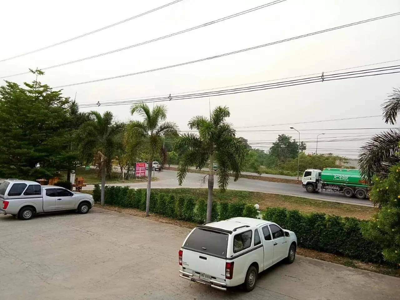 Facade/entrance in โรงแรมฟ้าพราวฝน Fah Proud Fon Hotel