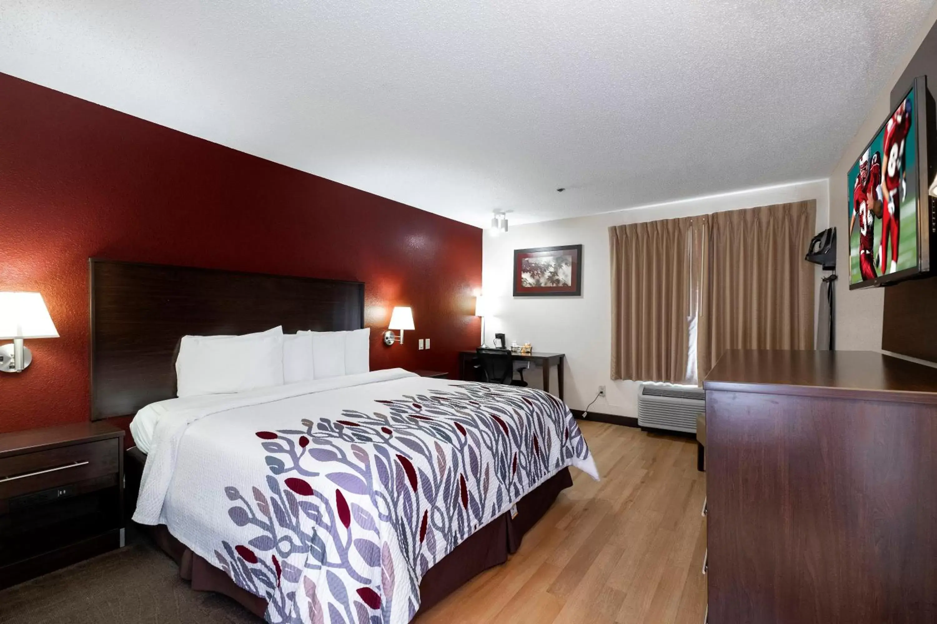 Photo of the whole room, Room Photo in Red Roof Inn Knoxville Central – Papermill Road
