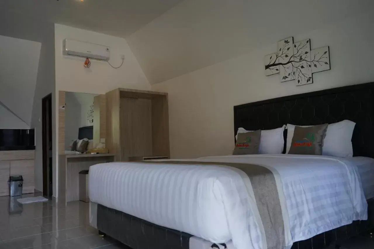 Bed in Madu Tiga Beach & Resort