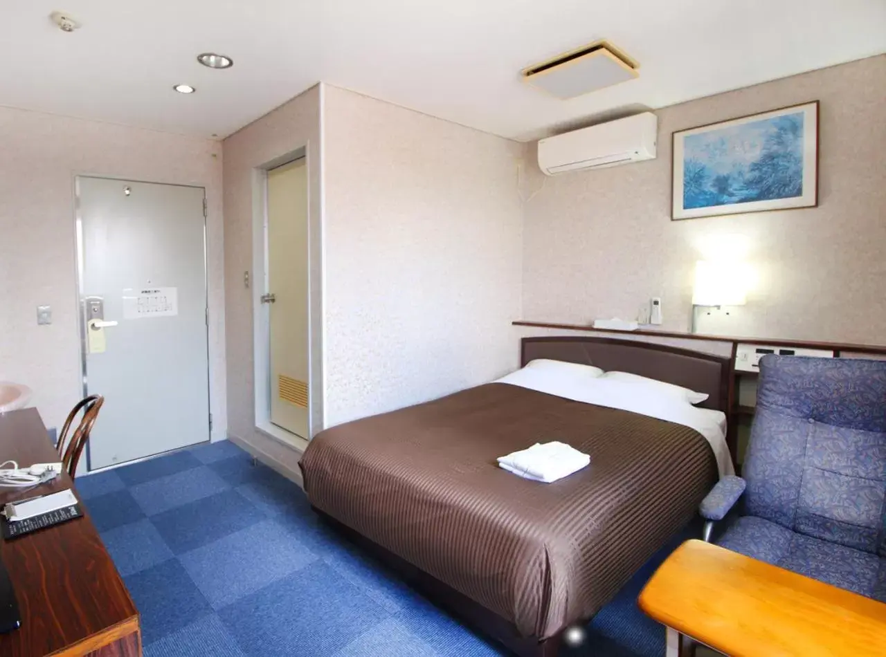 Photo of the whole room, Bed in Royal Inn Kakegawa (Station Hotel 2)