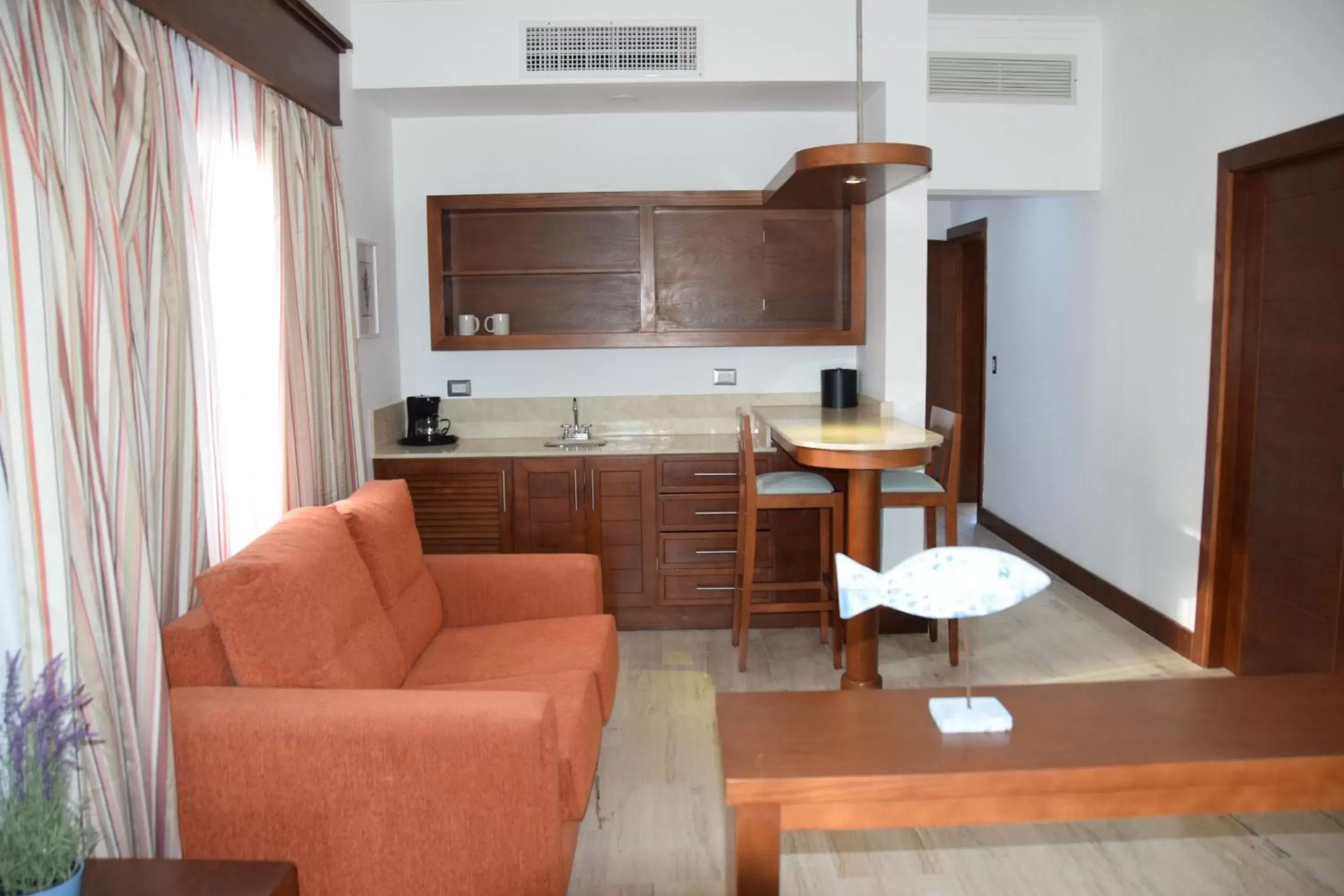 Living room, Kitchen/Kitchenette in Sunset Boutique Hotel All Suites