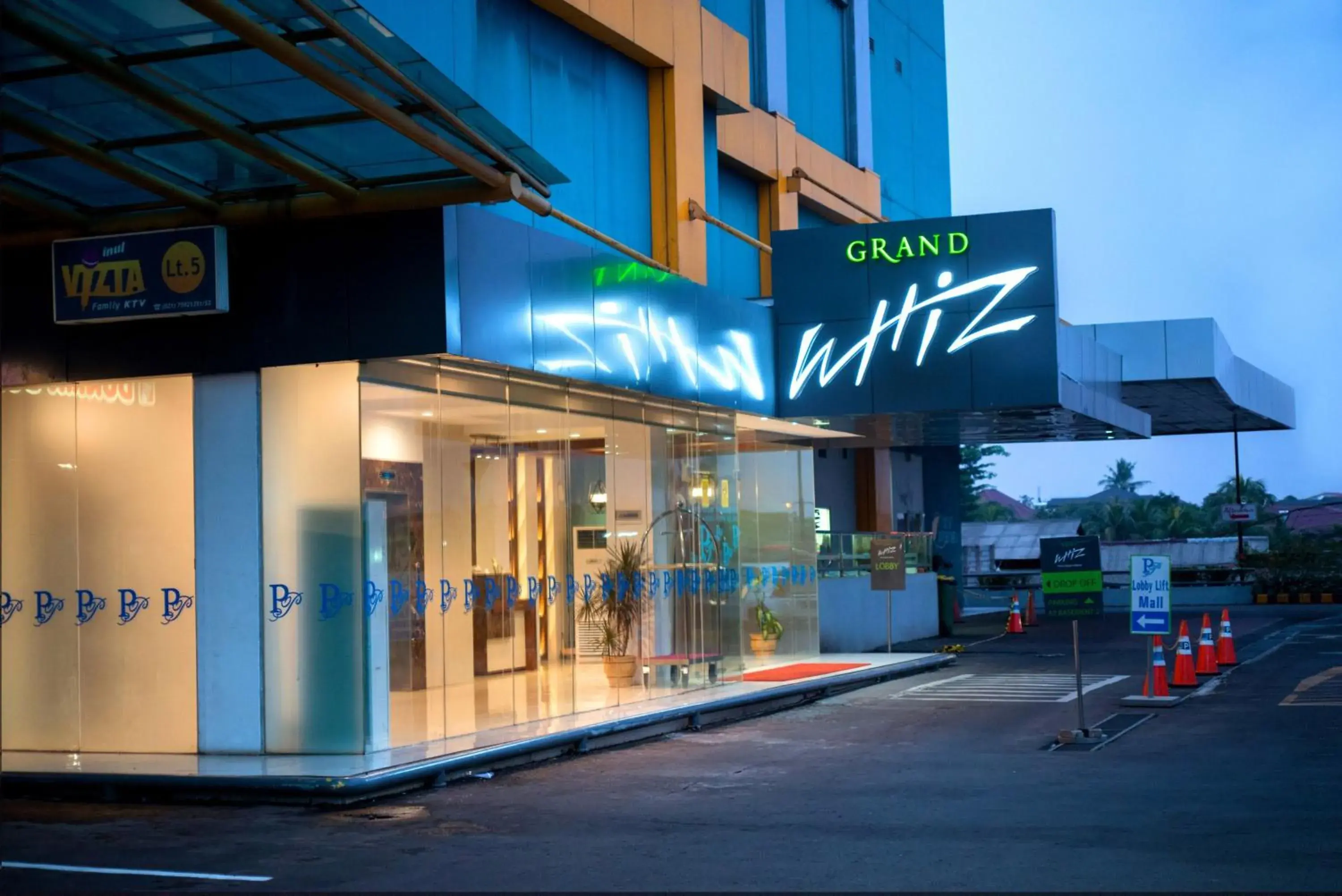 Facade/entrance in Grand Whiz Poins Simatupang Jakarta Facade/entrance in Grand Whiz Poins Simatupang Jakarta