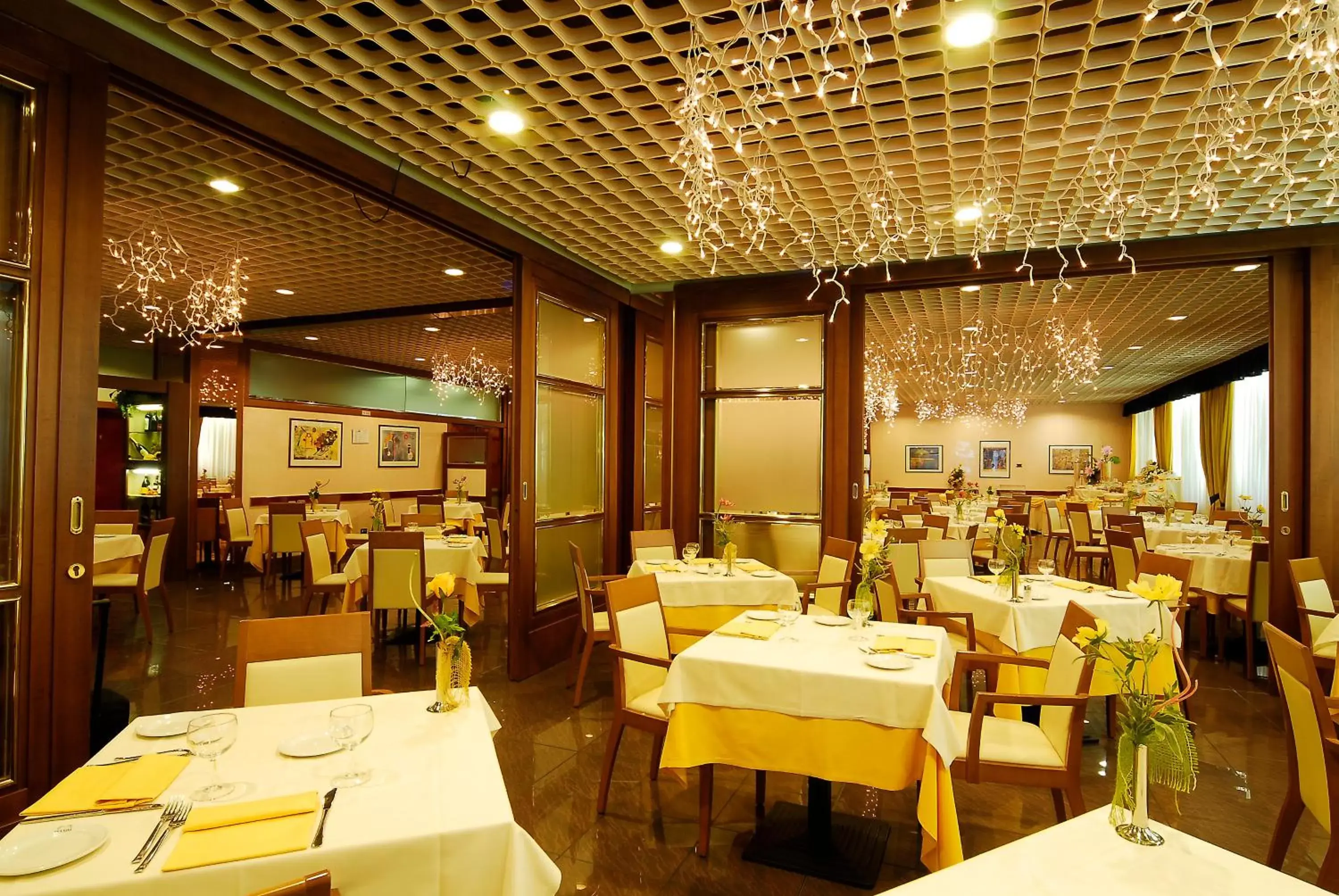 Restaurant/places to eat in Hotel Maxim Restaurant/places to eat in Hotel Maxim