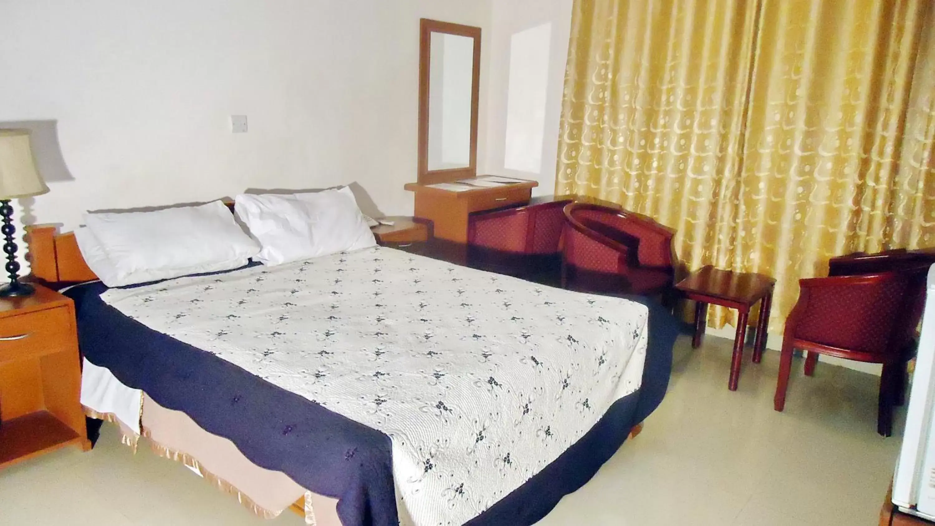 Shower, Bed in Rainbow Hotel Shower, Bed in Rainbow Hotel