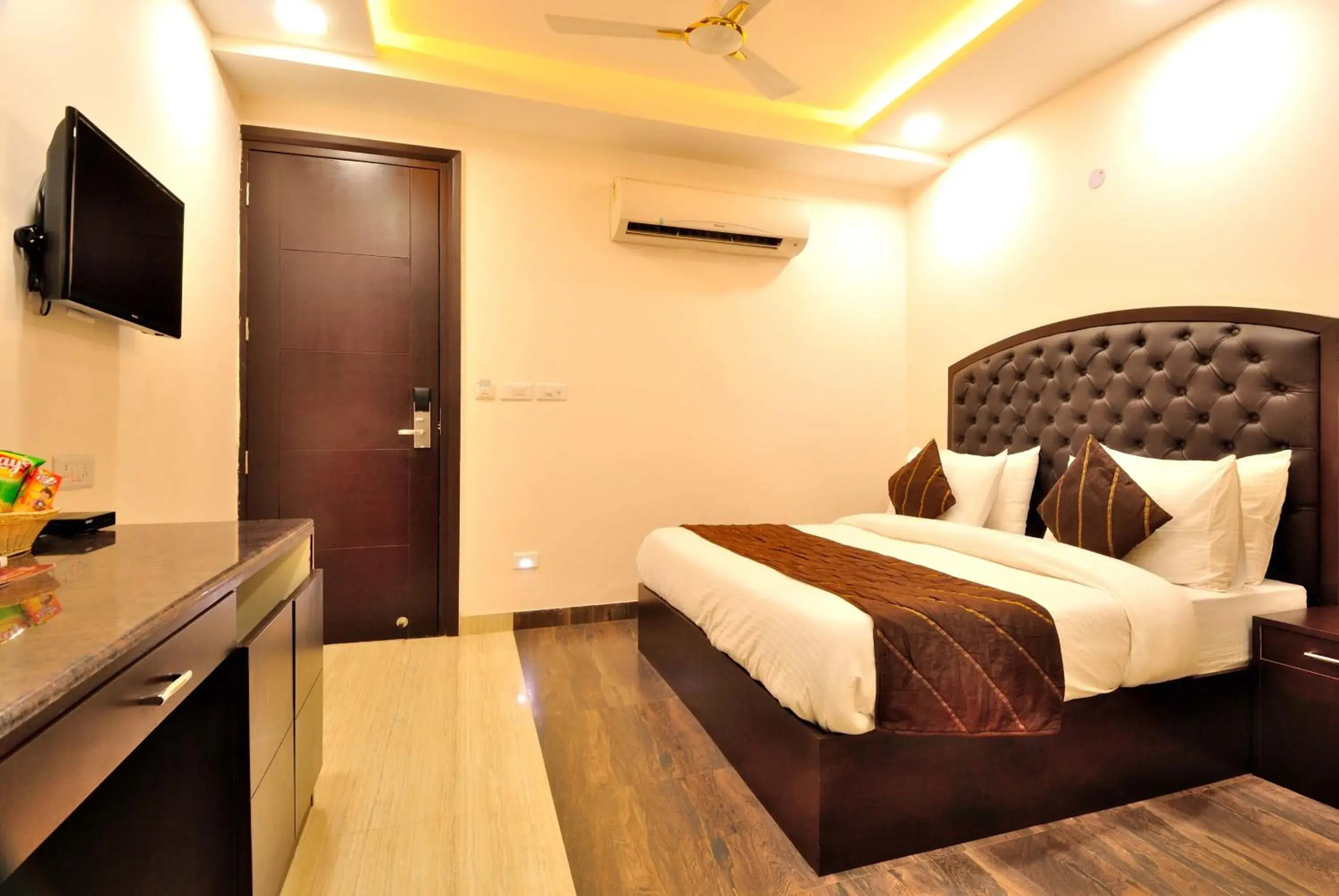 Bed in Hotel Kings Inn, Karol Bagh, New Delhi