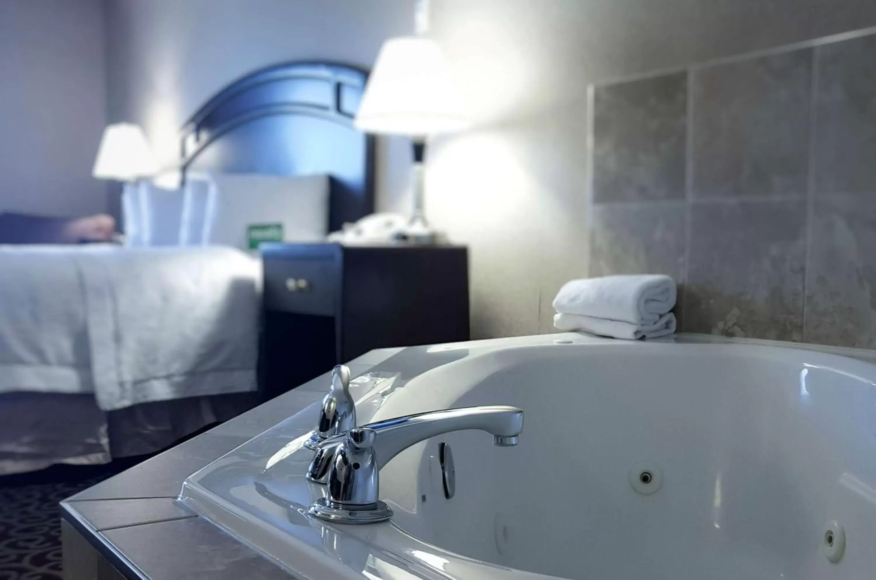 Bathroom in Hampton Inn & Suites by Hilton Edmonton International Airport