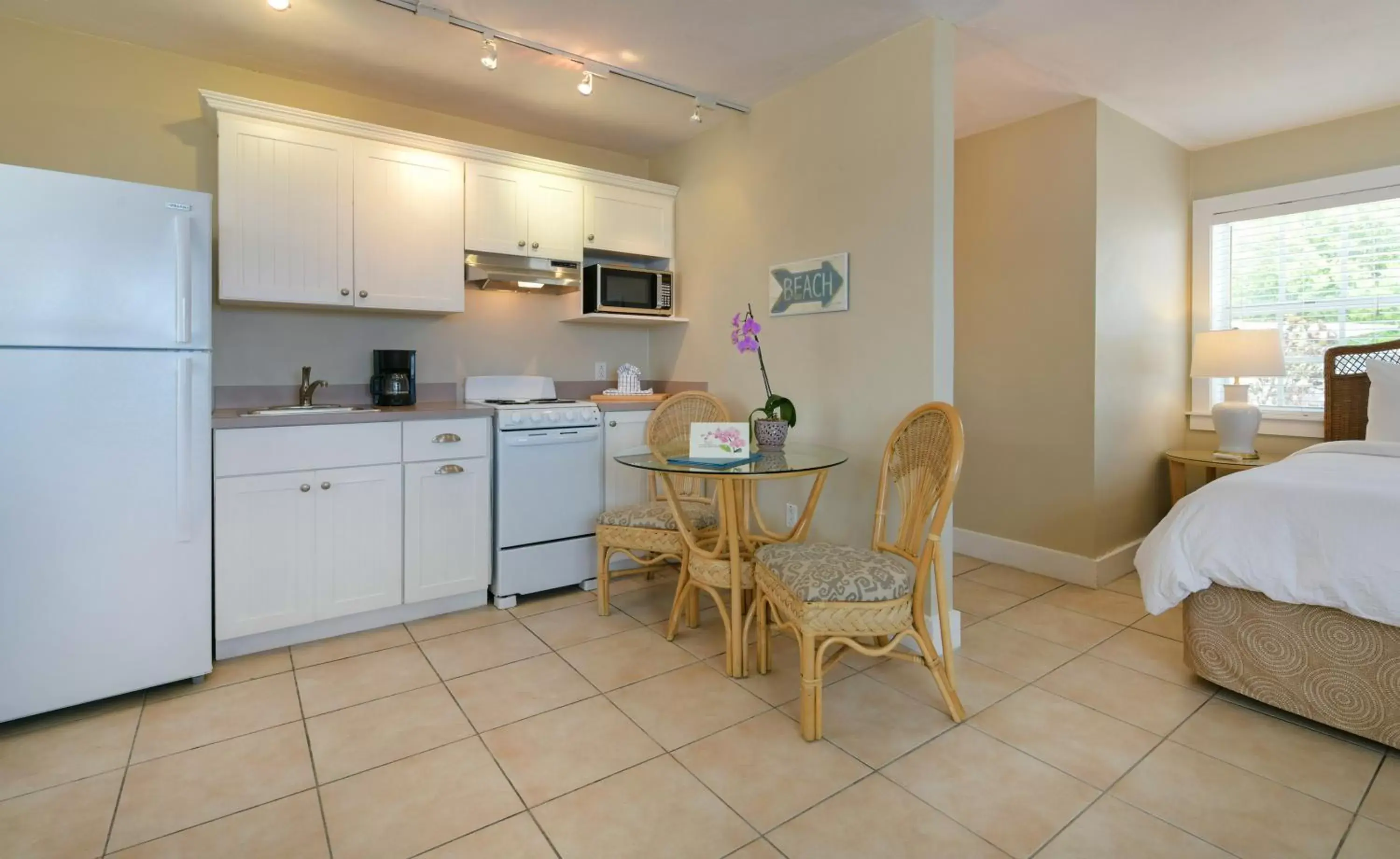 Bed, Kitchen/Kitchenette in Pines & Palms Resort