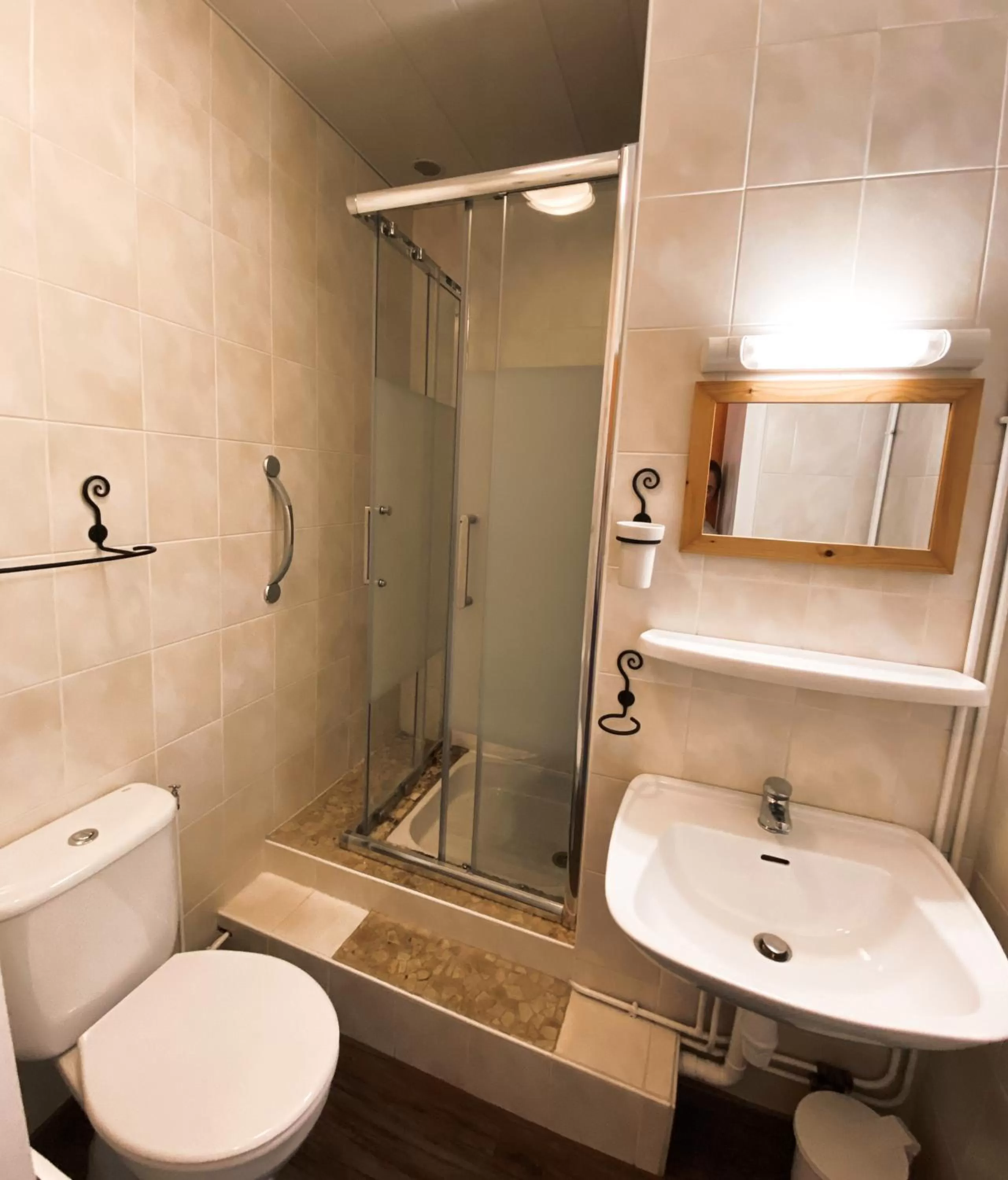 Bathroom in Hôtel Restaurant "La Petite Auberge"