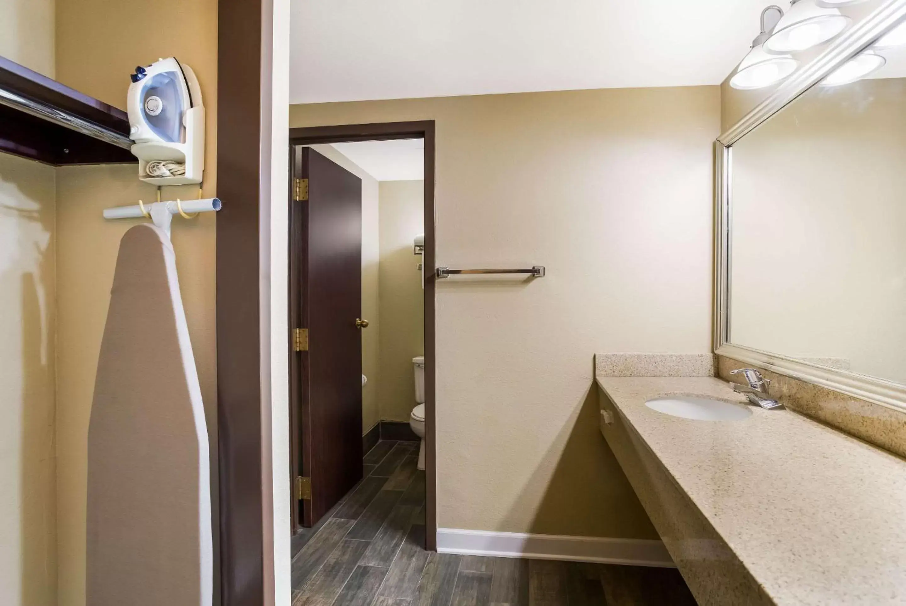 Bedroom, Bathroom in Quality Suites Milwaukee Airport