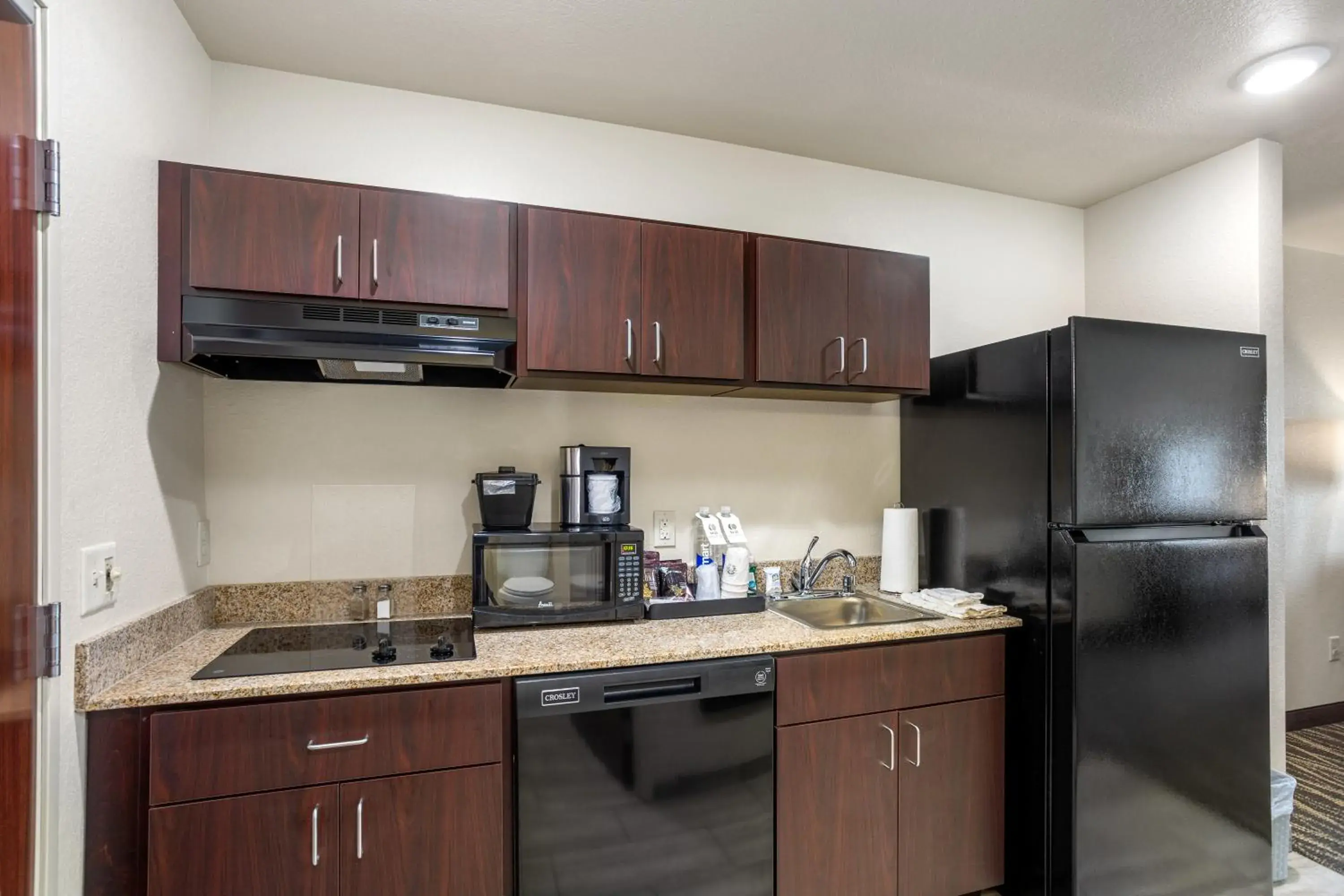 Kitchen or kitchenette, Kitchen/Kitchenette in Cobblestone Hotel & Suites - De Pere