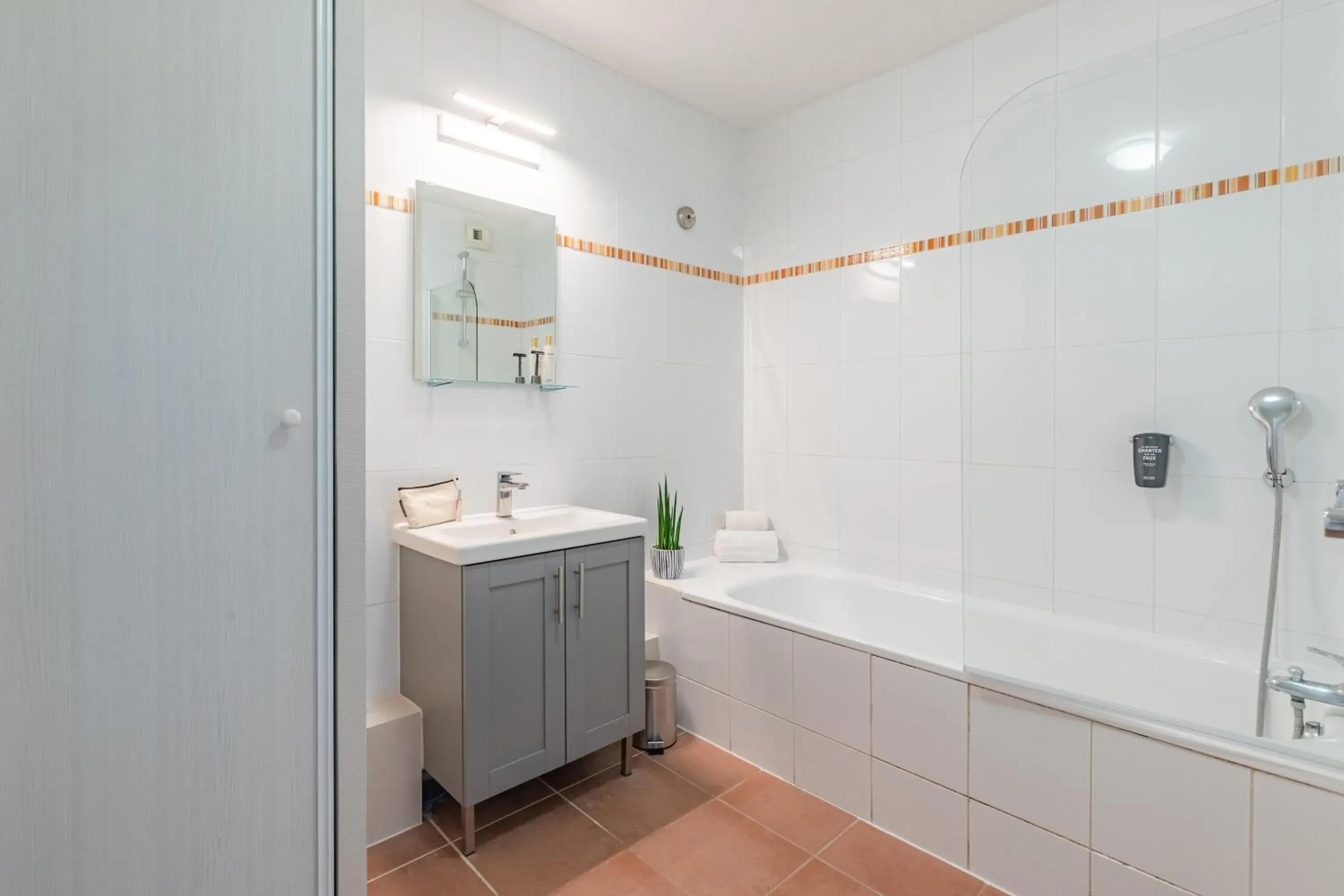 Bathroom in Park & Suites Village Toulouse-Colomiers