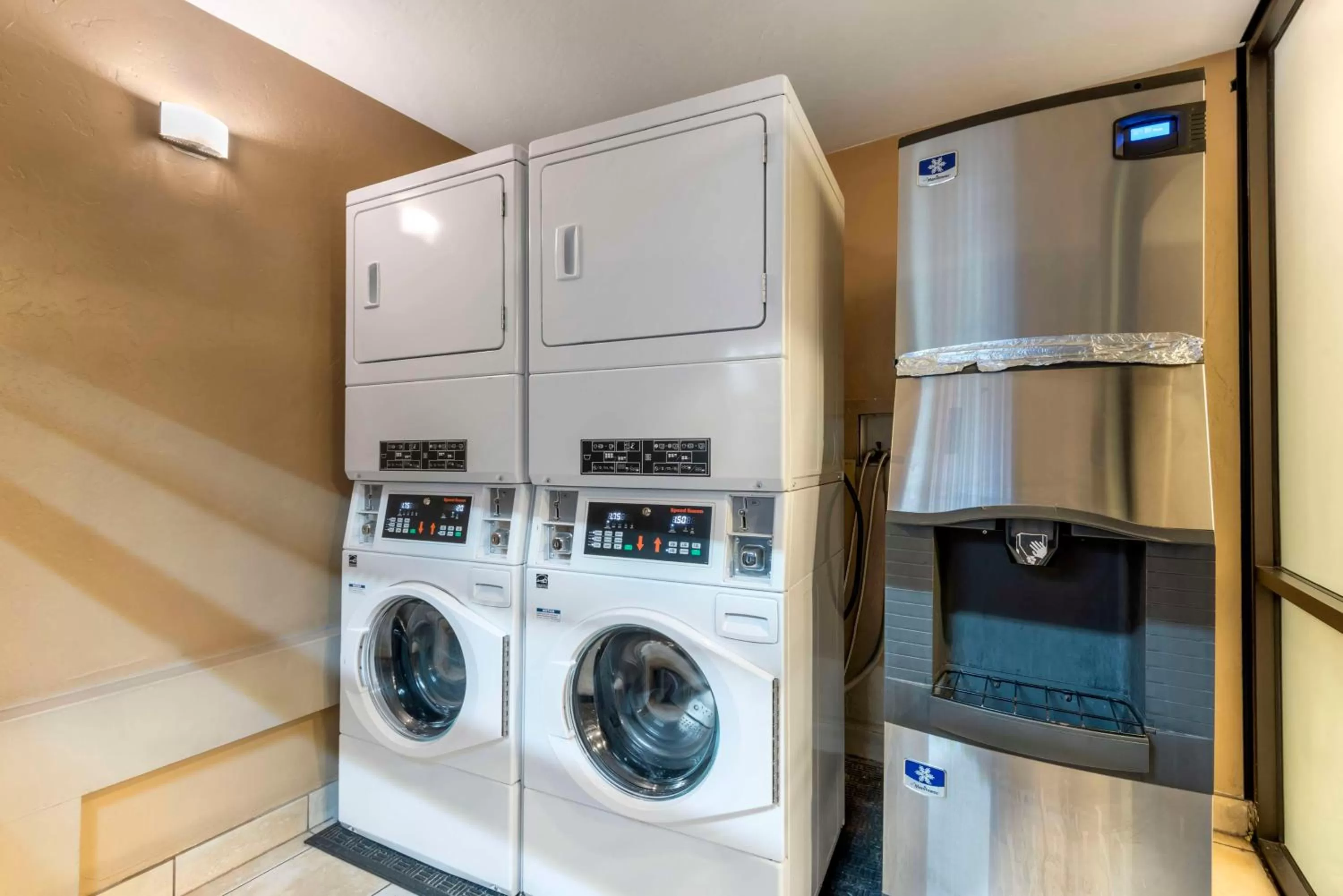 laundry in Best Western Plus Rio Grande Inn