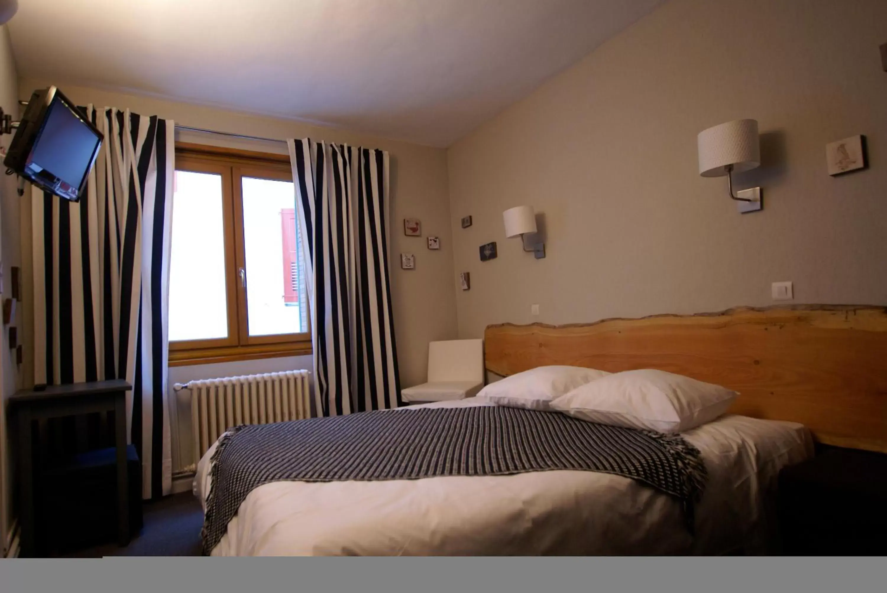 Bedroom, Bed in Hotel de la Placette Barcelonnette