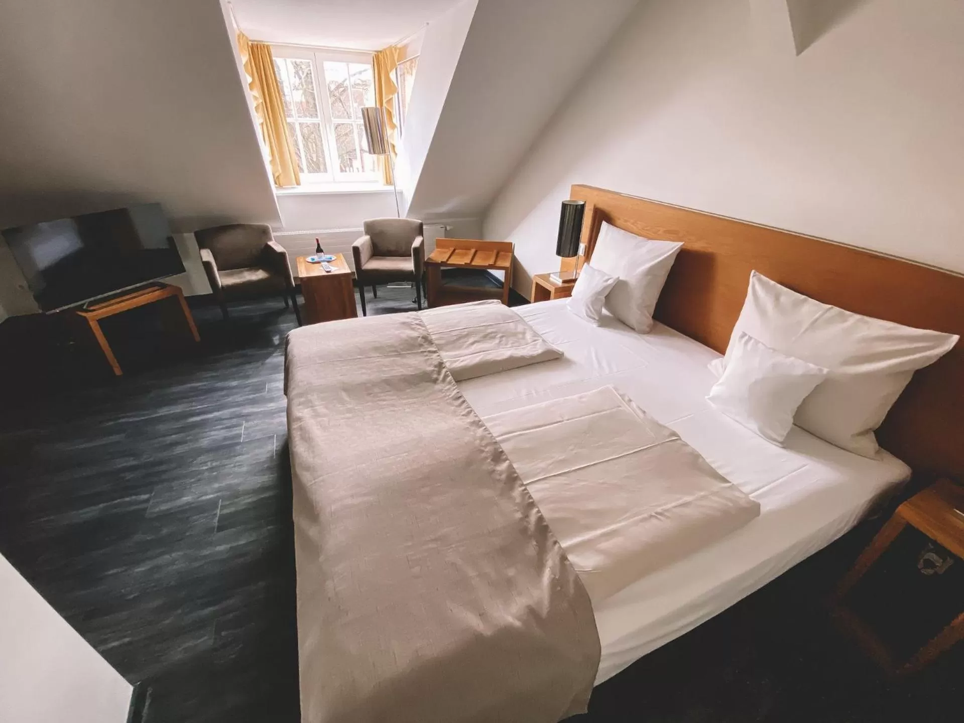 room service, Bed in Hotel Hafenresidenz Stralsund