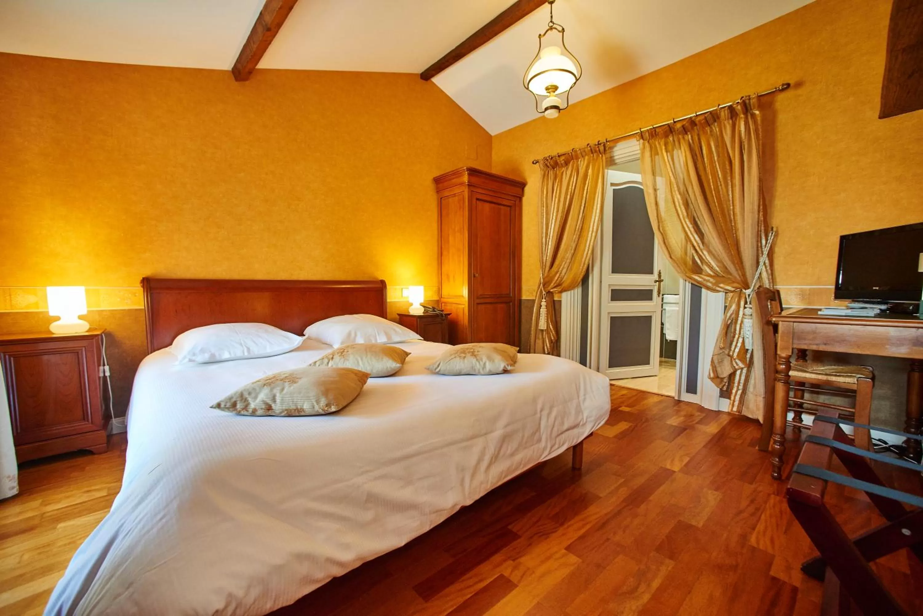 Photo of the whole room, Bed in Château de la Richerie - proche Puy du Fou