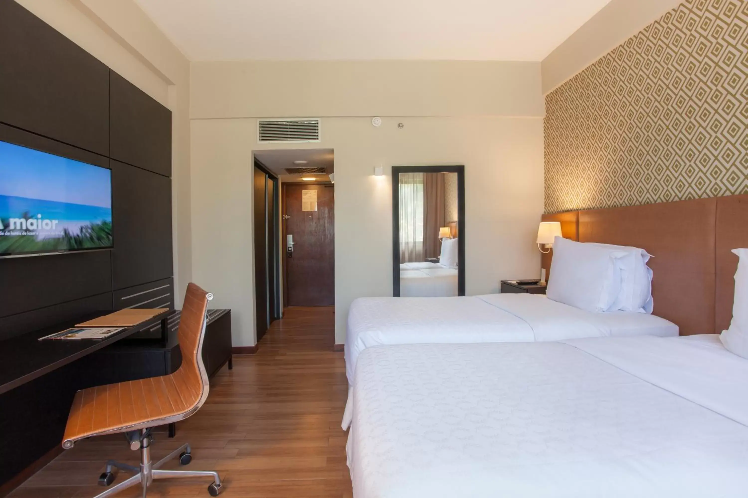 Bedroom, TV/Entertainment Center in Wish Hotel da Bahia