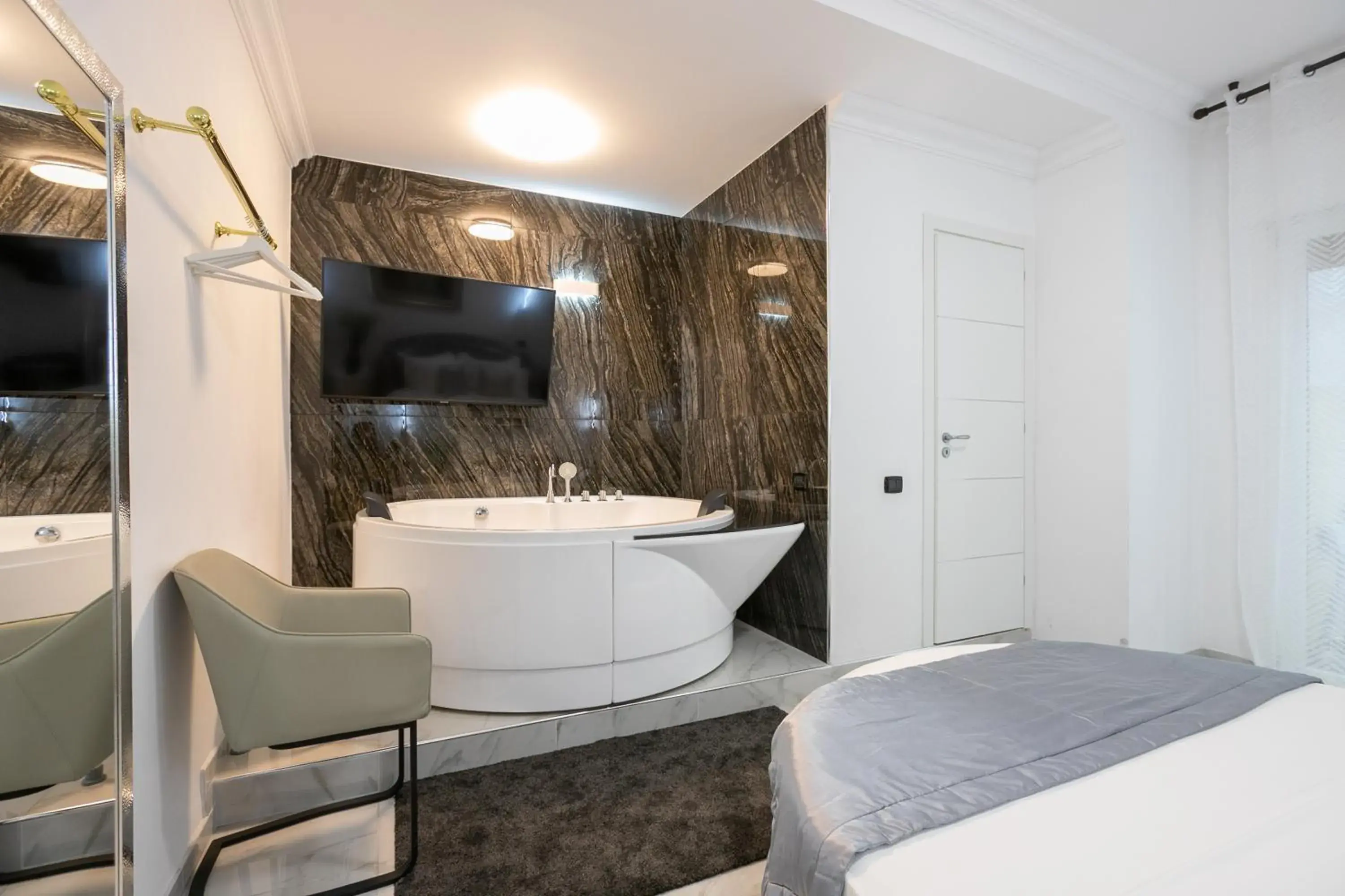 Hot Tub, Bathroom in Gregorio VII Luxury Suites San Damaso