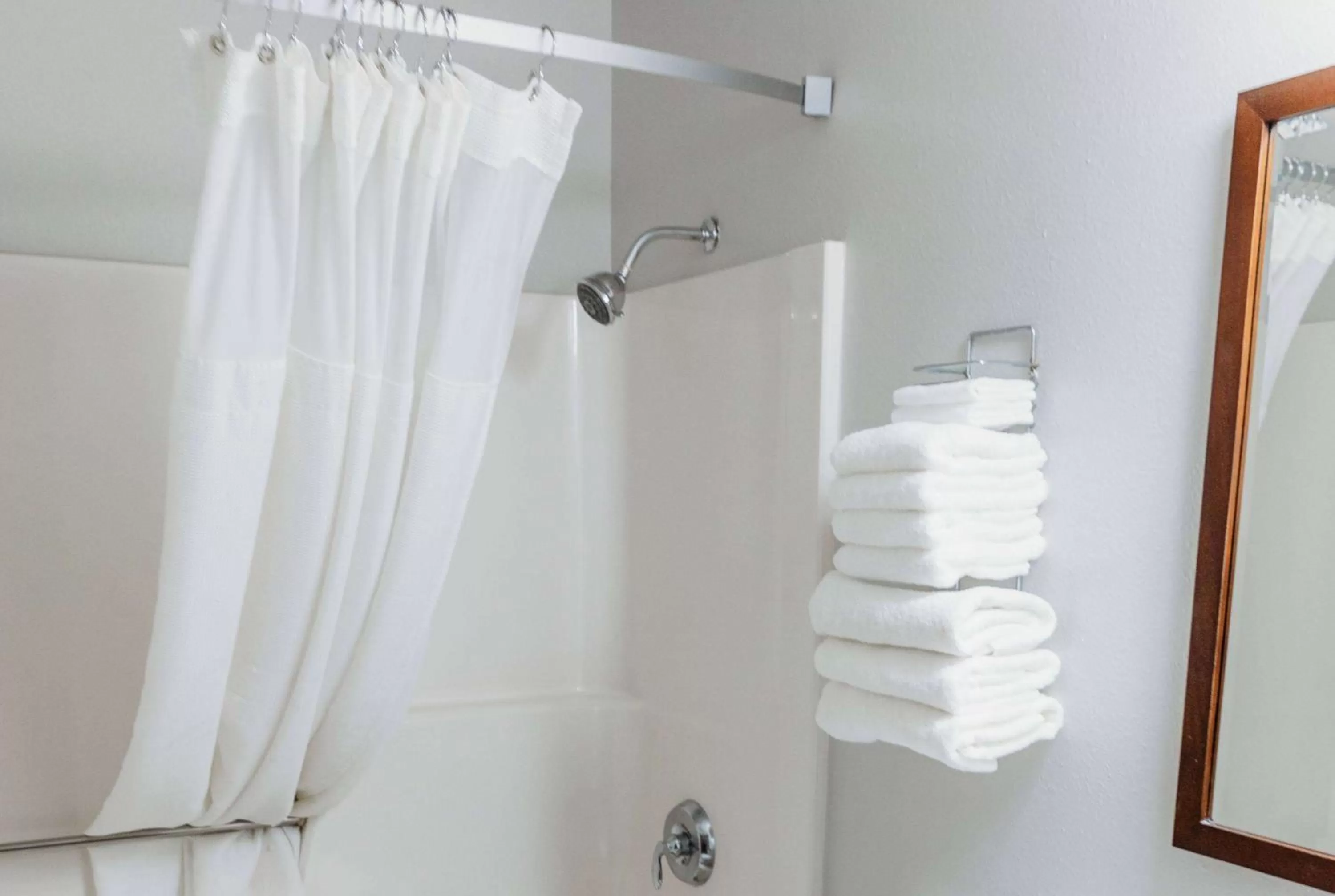 TV and multimedia in Travelodge by Wyndham Worland