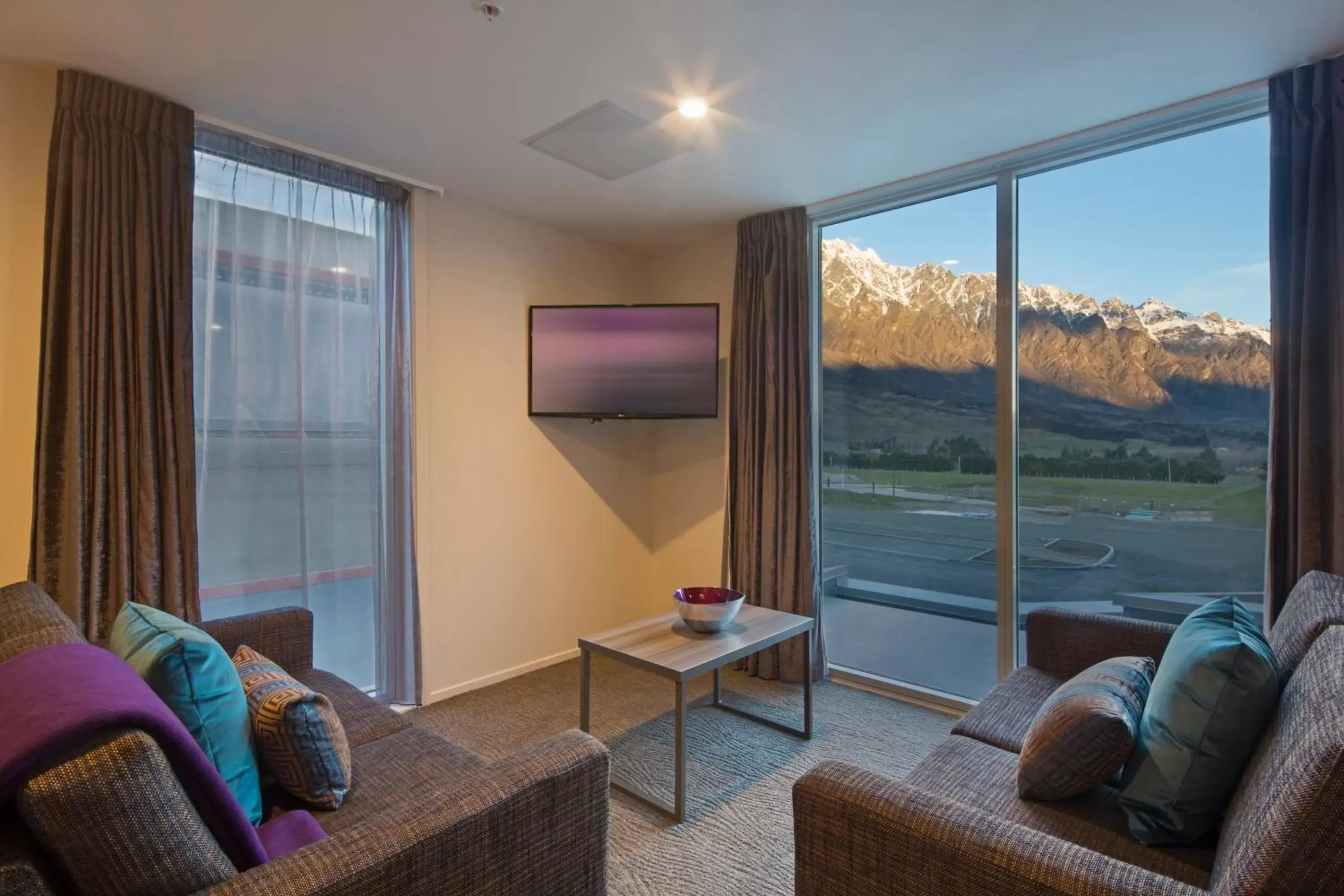 Living room, Seating Area in Ramada Suites by Wyndham Queenstown Remarkables Park