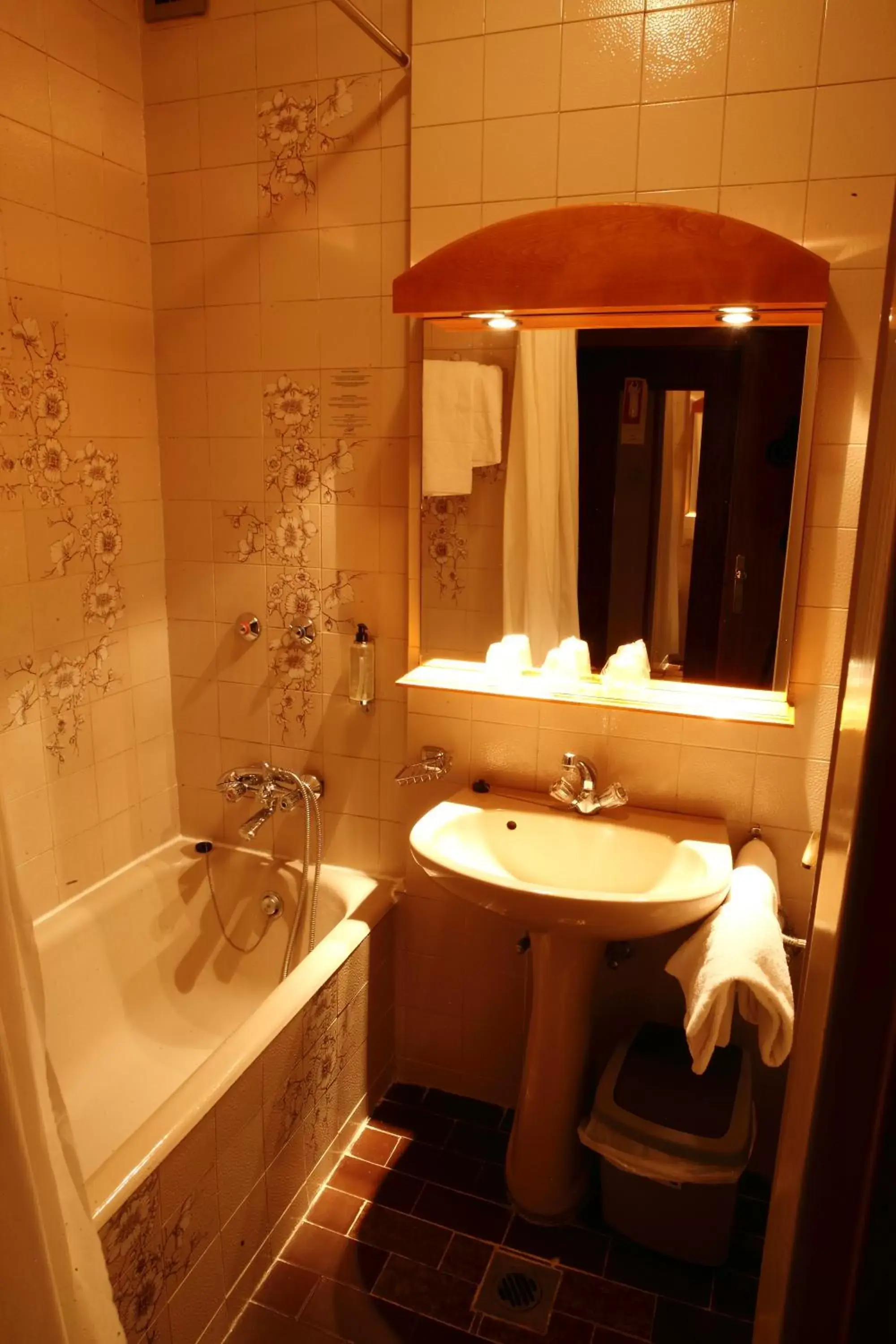 Bathroom in Benczur Hotel